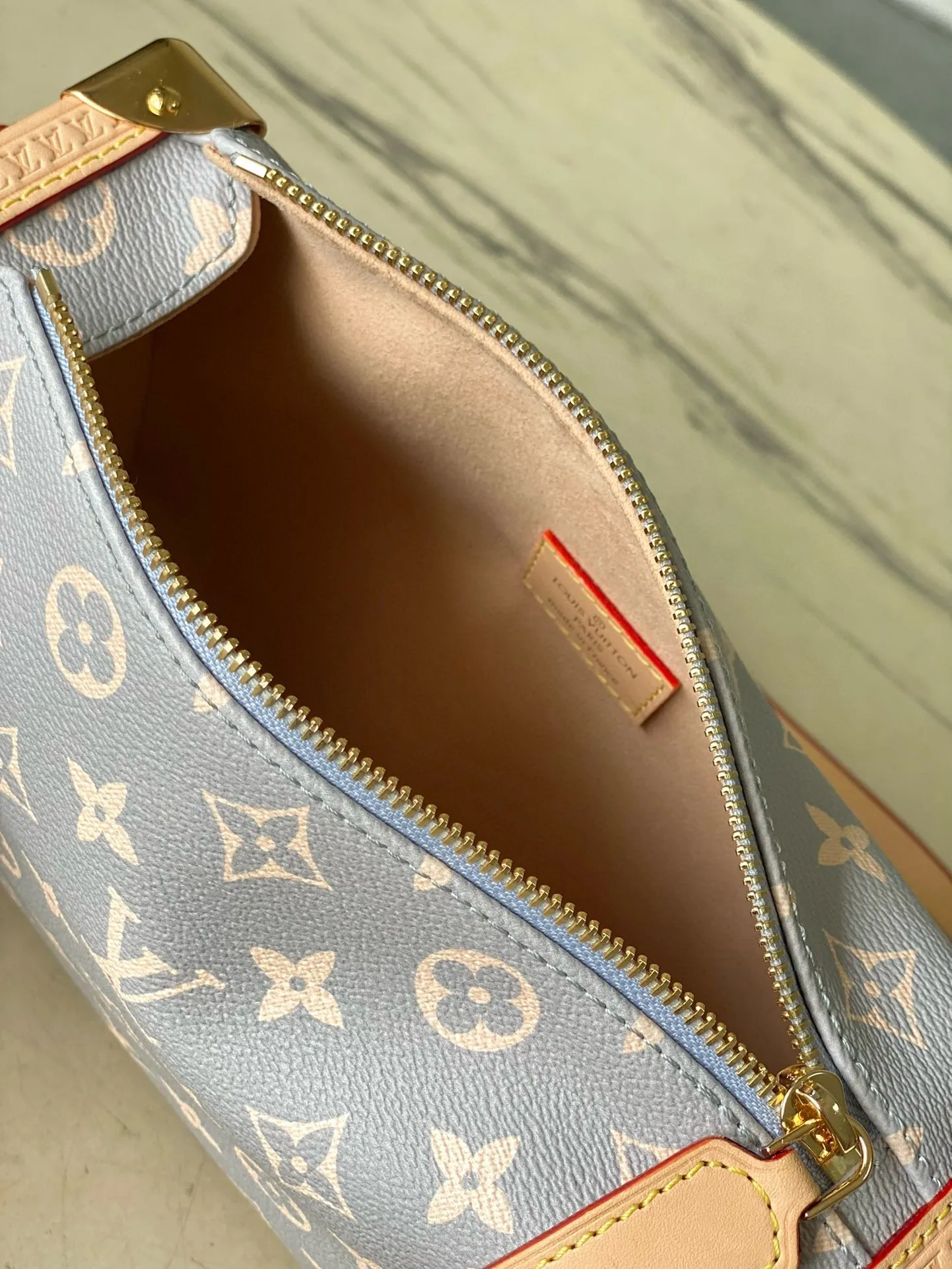 💰1100 (Steel Hardware) Top Original Order M12428 This Side Trunk medium handbag takes color inspiration from the brand’s retro hard trunks, rendering the iconic Monogram canvas in elegant French tones, paired with cow leather trim and bright metal parts. It can be easily integrated into the current season’s ready-to-wear collection. The shoulder strap and top handle are both detachable, allowing for multiple carrying options. 21 x 14 x 6 cm (length x height x width