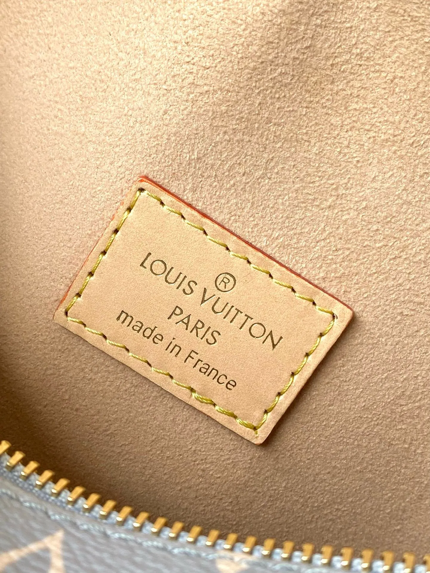 💰1100 (Steel Hardware) Top Original Order M12428 This Side Trunk medium handbag takes color inspiration from the brand’s retro hard trunks, rendering the iconic Monogram canvas in elegant French tones, paired with cow leather trim and bright metal parts. It can be easily integrated into the current season’s ready-to-wear collection. The shoulder strap and top handle are both detachable, allowing for multiple carrying options. 21 x 14 x 6 cm (length x height x width