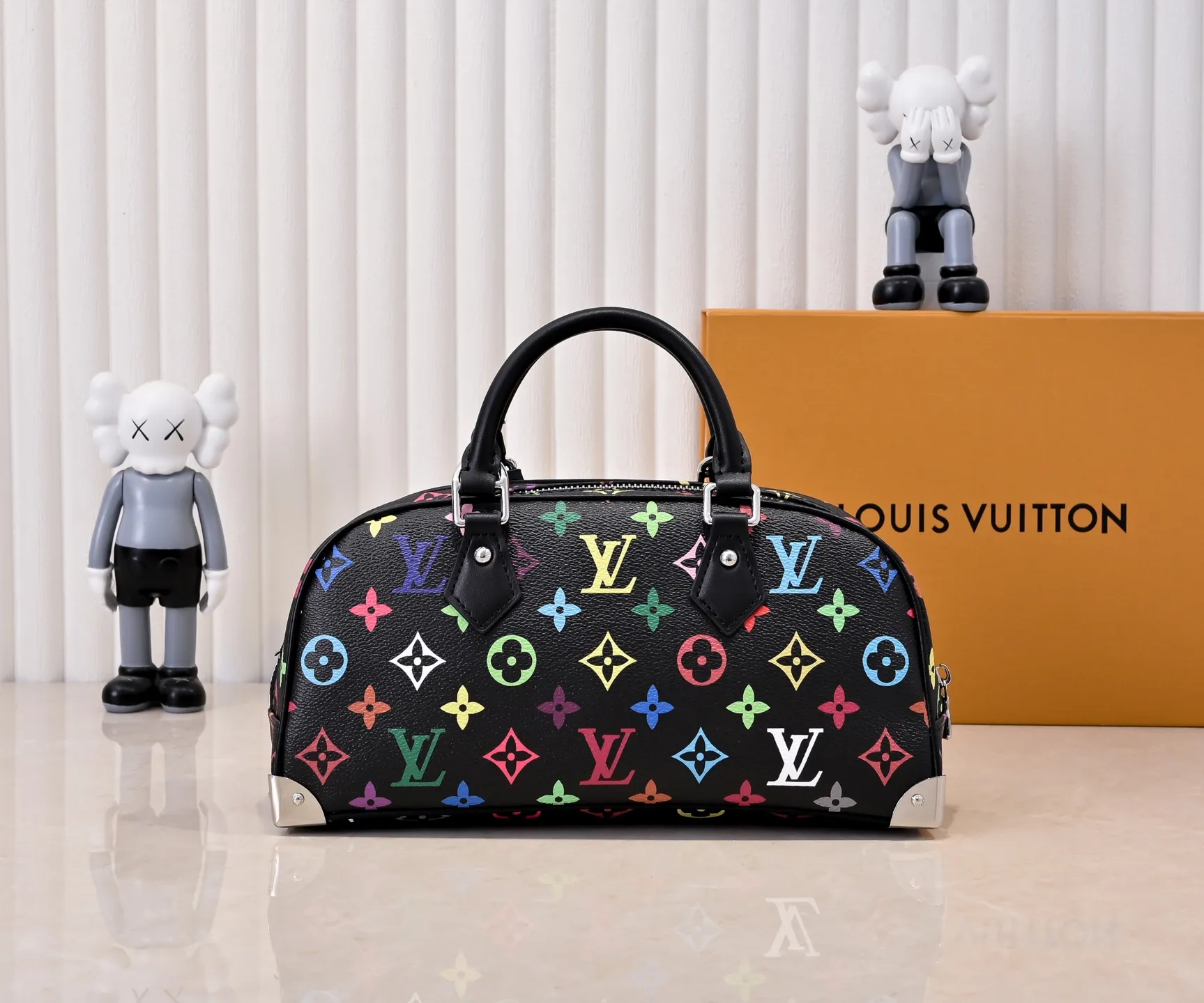 Batch 320💰Upgraded original M13084. This Handbag East West handbag is from the Louis Vuitton Sleek horizontal construction lines the top handle, studded side straps, detachable and adjustable shoulder strap and LV x TM key holder, with cowhide leather details and sophisticated corners that nod to the brand's traditional luggage. Dimensions: 27.0 x 14.0 x 10.0 cm (length x height x width)