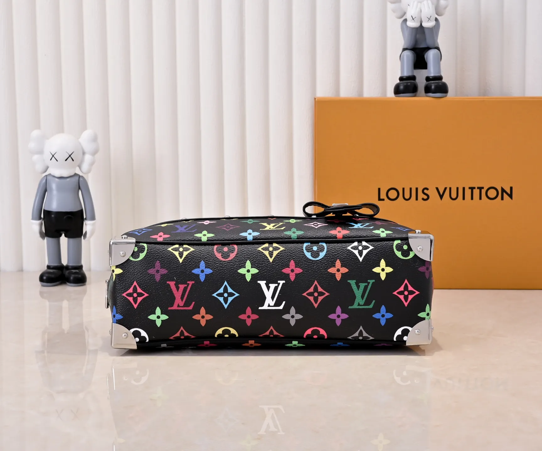 Batch 320💰Upgraded original M13084. This Handbag East West handbag is from the Louis Vuitton Sleek horizontal construction lines the top handle, studded side straps, detachable and adjustable shoulder strap and LV x TM key holder, with cowhide leather details and sophisticated corners that nod to the brand's traditional luggage. Dimensions: 27.0 x 14.0 x 10.0 cm (length x height x width)