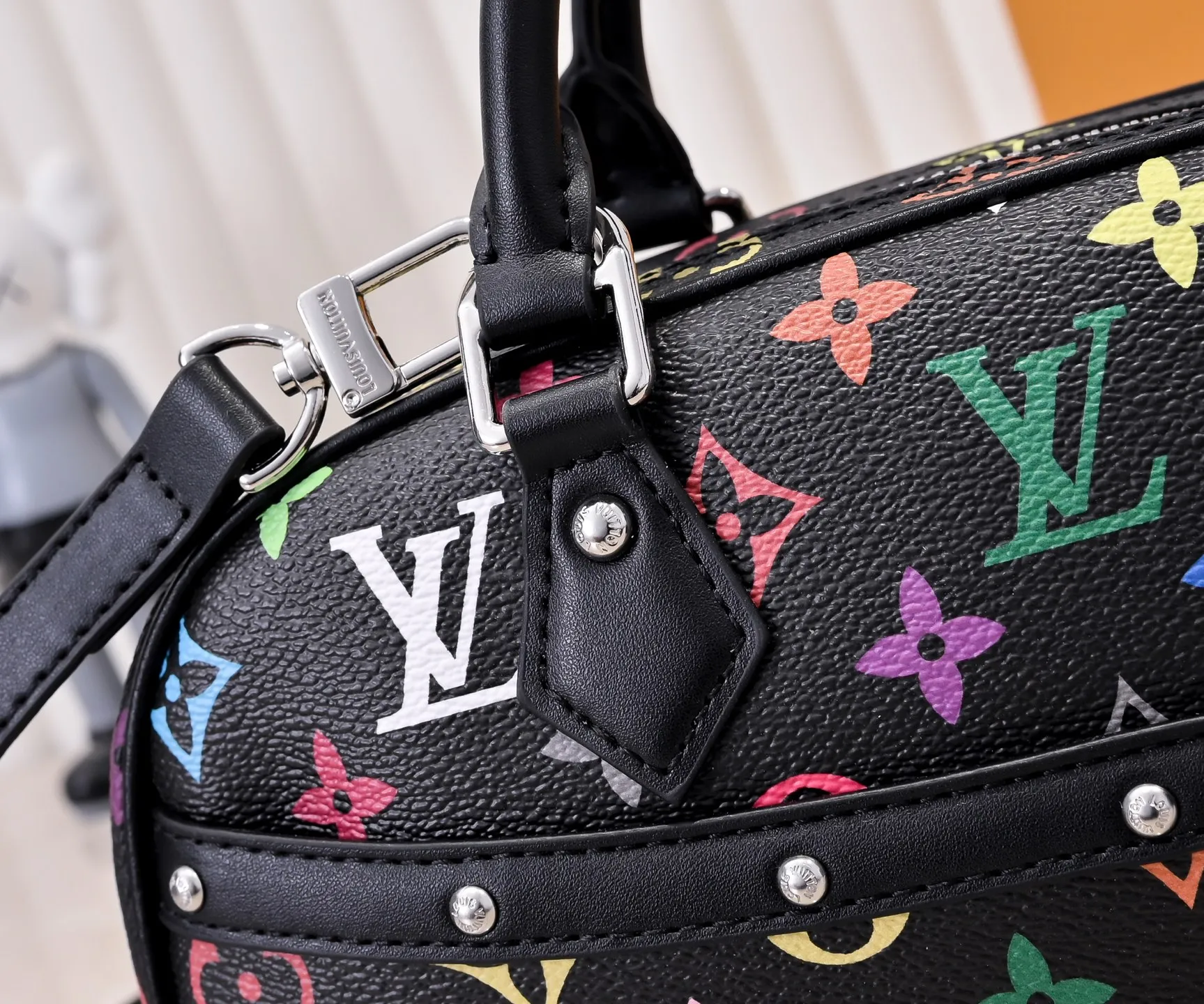 Batch 320💰Upgraded original M13084. This Handbag East West handbag is from the Louis Vuitton Sleek horizontal construction lines the top handle, studded side straps, detachable and adjustable shoulder strap and LV x TM key holder, with cowhide leather details and sophisticated corners that nod to the brand's traditional luggage. Dimensions: 27.0 x 14.0 x 10.0 cm (length x height x width)