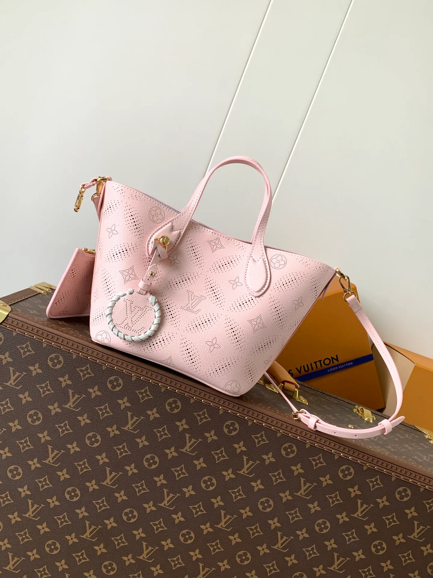 💰1180 (top layer leather) top original order, transcoding chip M13839 Blossom small handbag launches Mahina Bloom version in the new season, with full-width perforated pattern vividly depicting the graceful style of Monogram flowers. The leather bag is dipped in soft colors and combines with dazzling metal parts to create an elegant style. The adjustable shoulder strap and contrasting LV woven trim are removable. 20 cm Half-length strap adjustable to: 59.0 cm Handle: double handle