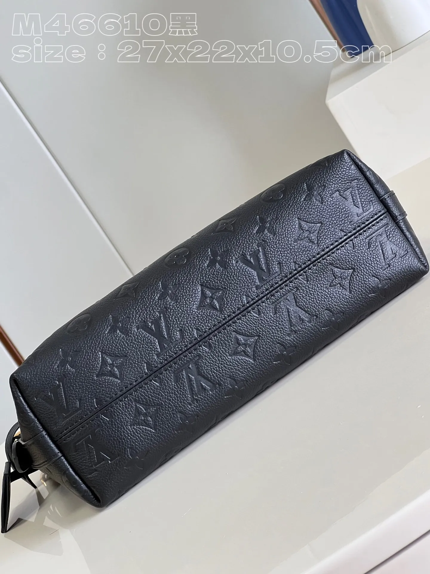 💰1180 (top-grain leather) top-grade original individual real shot M46610 black embossed】M46609 Sac Sport handbag is made of soft Monogram Empreinte embossed leather to create a curved outline, paying tribute to the brand's archive design with retro configuration and exquisite details. Plenty of space makes it easy to carry your daily needs, and the adjustable handle allows for a variety of carrying methods. Detailed features 27 x 22 x 10.5 cm (length x height x width)