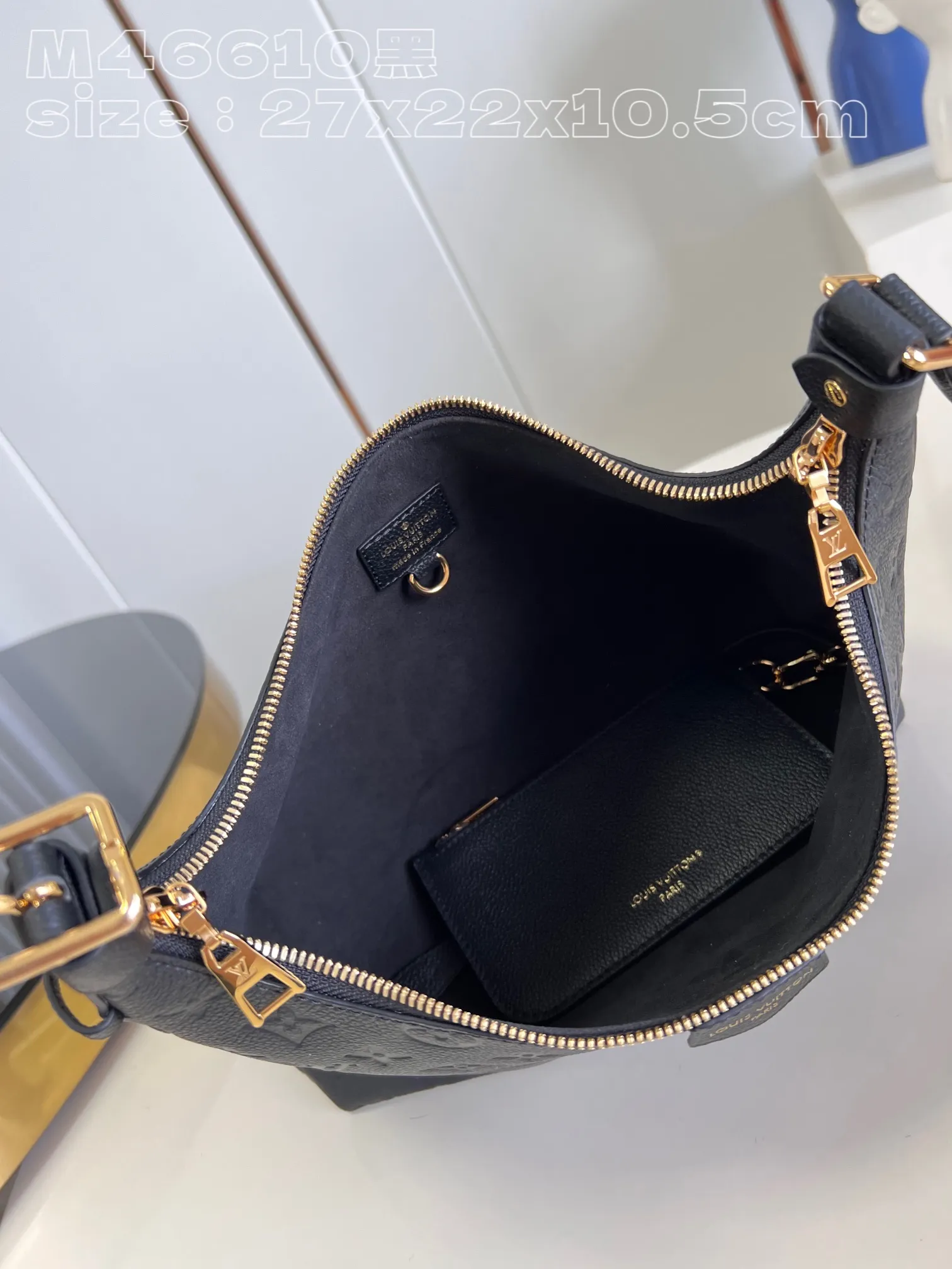 💰1180 (top-grain leather) top-grade original individual real shot M46610 black embossed】M46609 Sac Sport handbag is made of soft Monogram Empreinte embossed leather to create a curved outline, paying tribute to the brand's archive design with retro configuration and exquisite details. Plenty of space makes it easy to carry your daily needs, and the adjustable handle allows for a variety of carrying methods. Detailed features 27 x 22 x 10.5 cm (length x height x width)