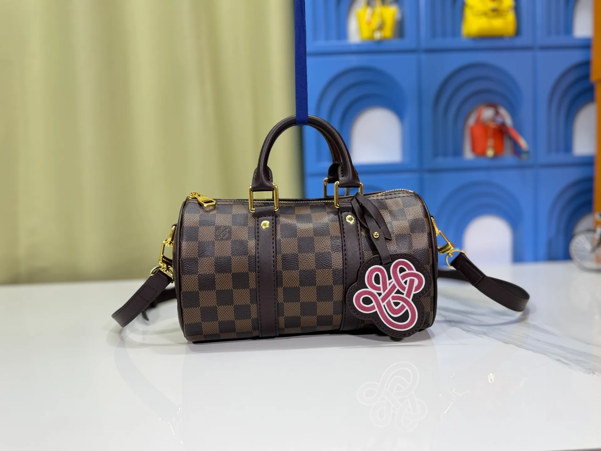 P240 Upgraded original version M13935 gradient rainbow, black and white three colors N40770 Brown M15428 Presbyopia M46271 Black flower M20900 M46249 This handbag condenses the classic silhouette of the Keepall travel bag and is made of Monogram embossed Taurillon leather. The compact structure is suitable for storing small items such as mobile phones and wallets. With its clever use of leather handles and detachable shoulder strap, it's easy to carry with you in trendy style. Detailed features Dimensions: 25✘15✘11 cm