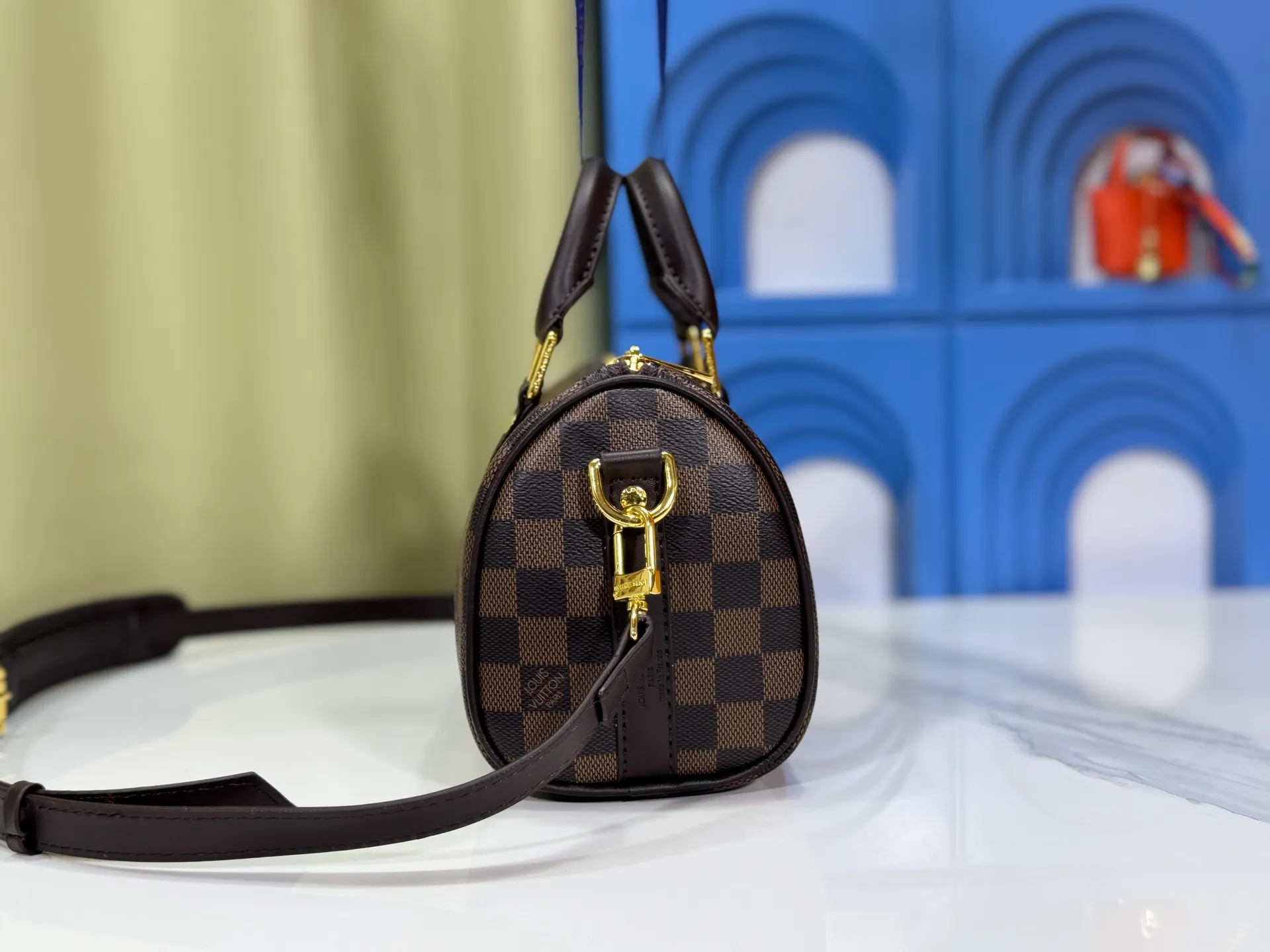 P240 Upgraded original version M13935 gradient rainbow, black and white three colors N40770 Brown M15428 Presbyopia M46271 Black flower M20900 M46249 This handbag condenses the classic silhouette of the Keepall travel bag and is made of Monogram embossed Taurillon leather. The compact structure is suitable for storing small items such as mobile phones and wallets. With its clever use of leather handles and detachable shoulder strap, it's easy to carry with you in trendy style. Detailed features Dimensions: 25✘15✘11 cm