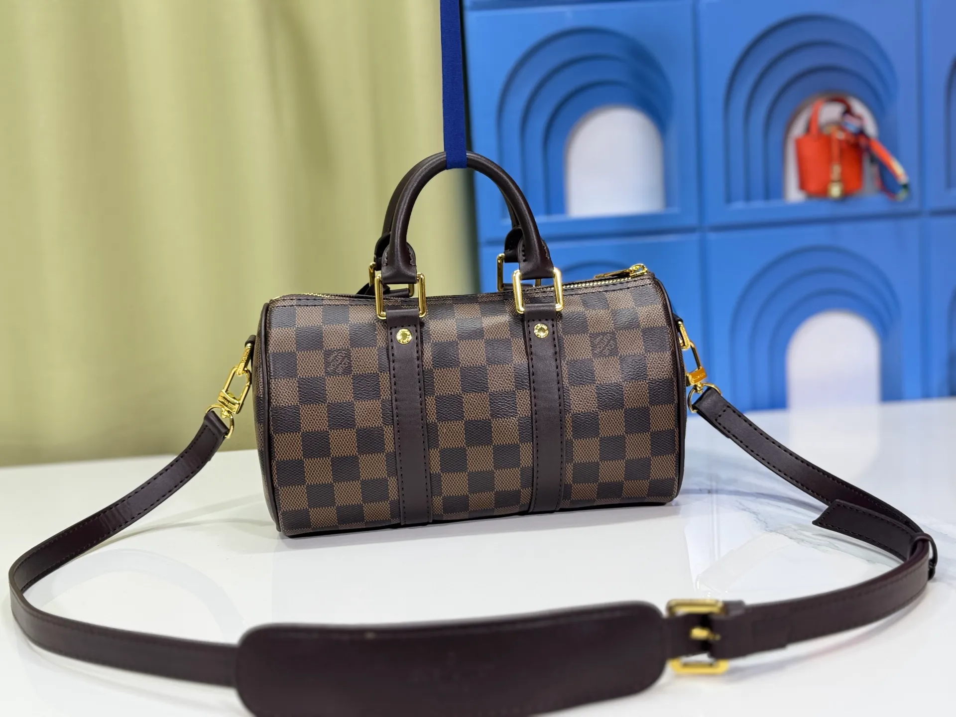 P240 Upgraded original version M13935 gradient rainbow, black and white three colors N40770 Brown M15428 Presbyopia M46271 Black flower M20900 M46249 This handbag condenses the classic silhouette of the Keepall travel bag and is made of Monogram embossed Taurillon leather. The compact structure is suitable for storing small items such as mobile phones and wallets. With its clever use of leather handles and detachable shoulder strap, it's easy to carry with you in trendy style. Detailed features Dimensions: 25✘15✘11 cm