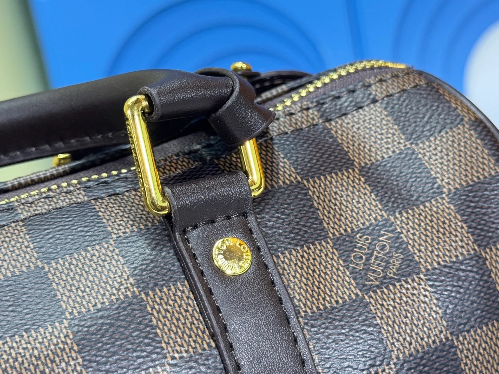 P240 Upgraded original version M13935 gradient rainbow, black and white three colors N40770 Brown M15428 Presbyopia M46271 Black flower M20900 M46249 This handbag condenses the classic silhouette of the Keepall travel bag and is made of Monogram embossed Taurillon leather. The compact structure is suitable for storing small items such as mobile phones and wallets. With its clever use of leather handles and detachable shoulder strap, it's easy to carry with you in trendy style. Detailed features Dimensions: 25✘15✘11 cm