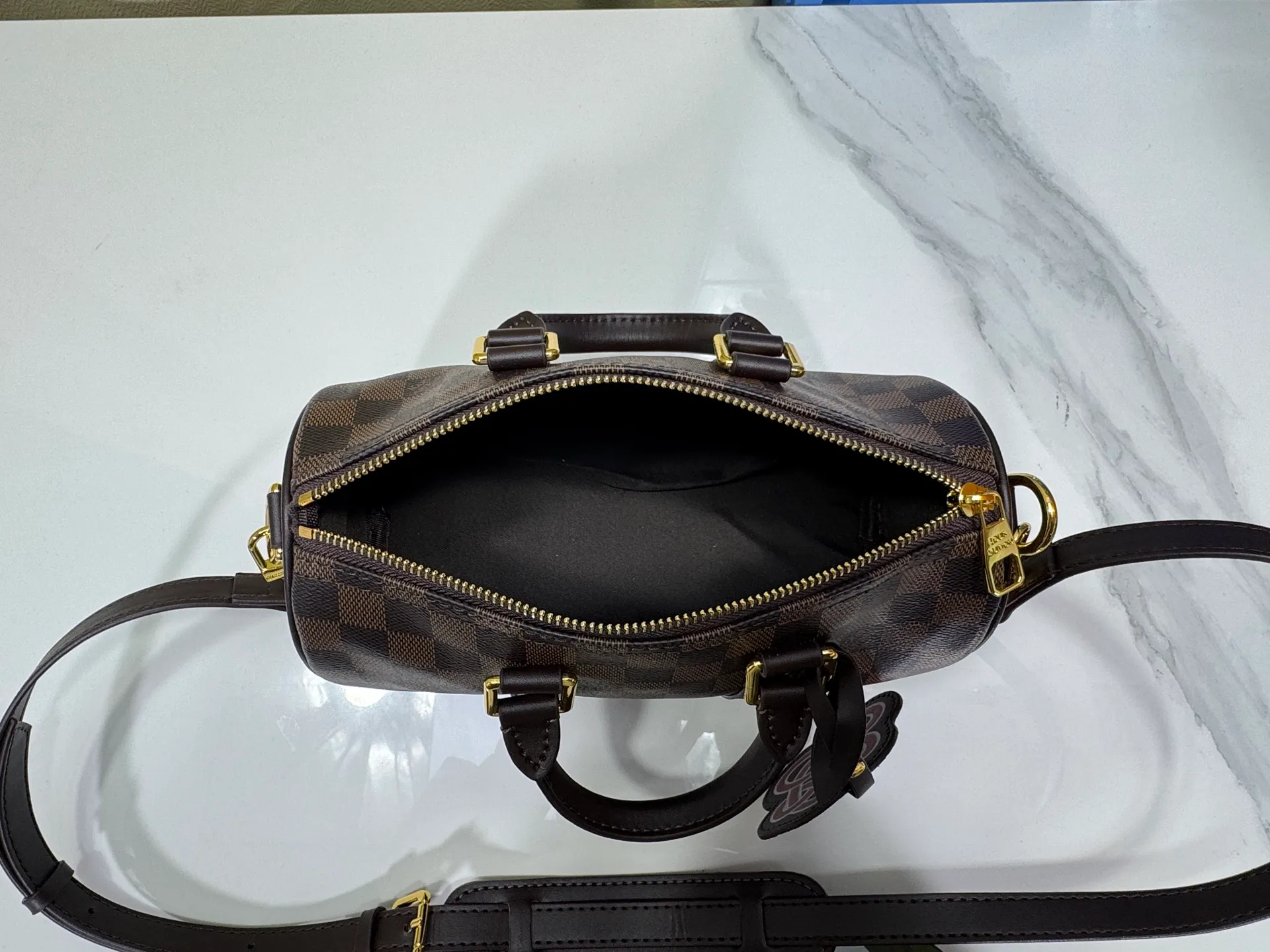 P240 Upgraded original version M13935 gradient rainbow, black and white three colors N40770 Brown M15428 Presbyopia M46271 Black flower M20900 M46249 This handbag condenses the classic silhouette of the Keepall travel bag and is made of Monogram embossed Taurillon leather. The compact structure is suitable for storing small items such as mobile phones and wallets. With its clever use of leather handles and detachable shoulder strap, it's easy to carry with you in trendy style. Detailed features Dimensions: 25✘15✘11 cm