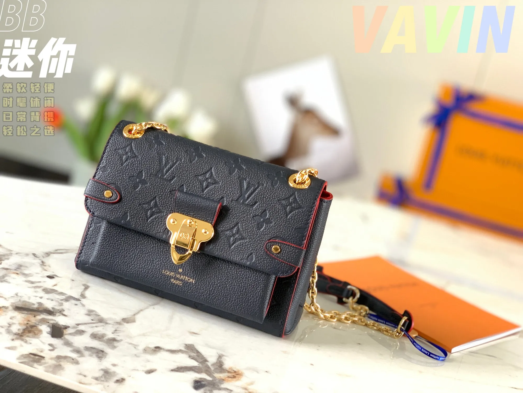 P1360 [Original leather 💋 M44550 navy blue embossed] Made of smooth and embossed Monogram Empreinte Combining silky and textured textures, the hook buckle pays tribute to the design of Louis Vuitton luggage, and is paired with a chain shoulder strap to add contrast. The compact shape contains ample capacity, and is made of a mixture of cowhide leather. This small Vavin handbag features a bright and eye-catching lock design. It is soft, lightweight, fashionable and casual, and is an easy choice for daily carrying. It is equipped with an adjustable leather chain strap, which can be carried on the shoulder or crossbody. Detailed size 21x15x8cm