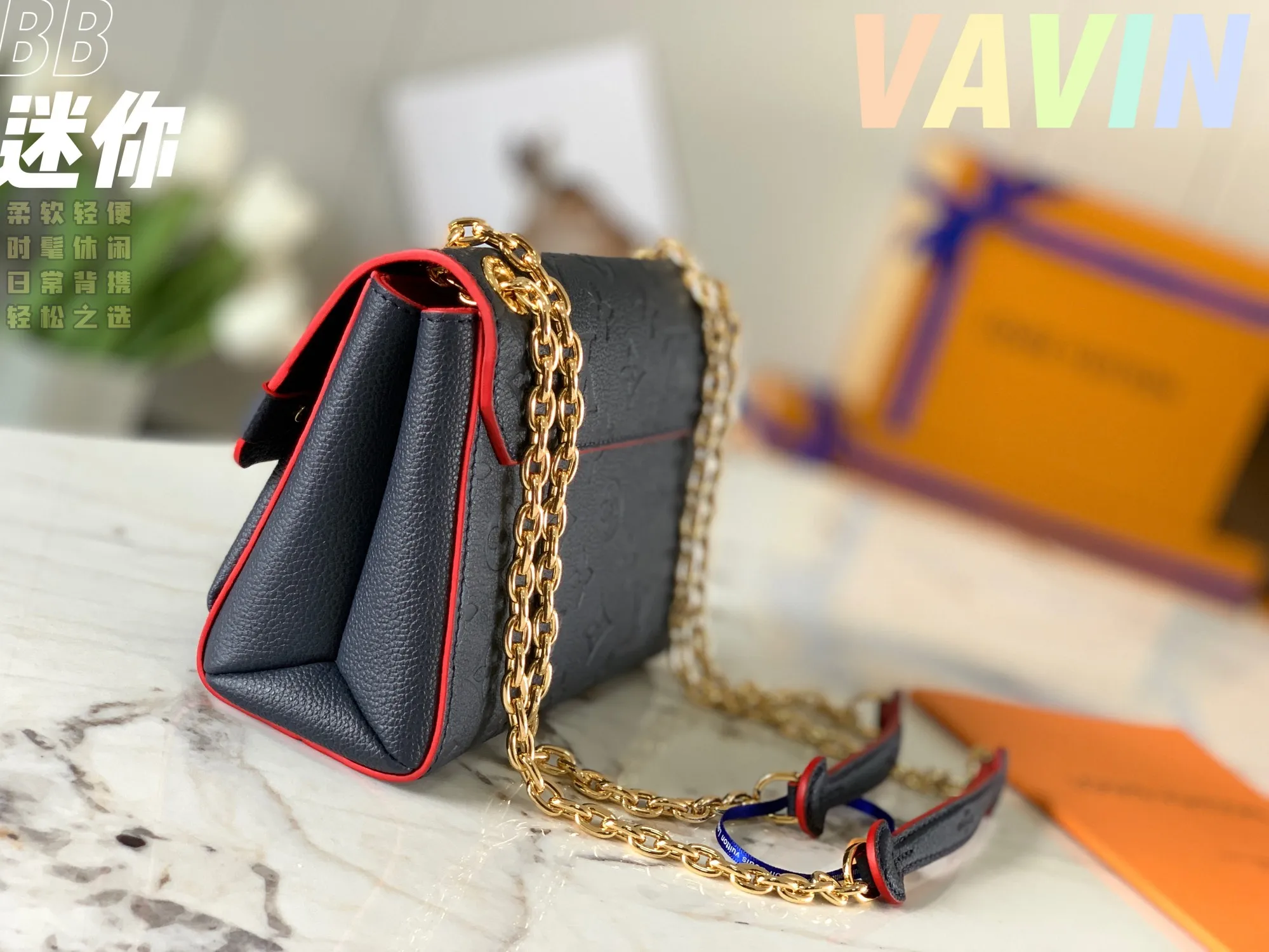 P1360 [Original leather 💋 M44550 navy blue embossed] Made of smooth and embossed Monogram Empreinte Combining silky and textured textures, the hook buckle pays tribute to the design of Louis Vuitton luggage, and is paired with a chain shoulder strap to add contrast. The compact shape contains ample capacity, and is made of a mixture of cowhide leather. This small Vavin handbag features a bright and eye-catching lock design. It is soft, lightweight, fashionable and casual, and is an easy choice for daily carrying. It is equipped with an adjustable leather chain strap, which can be carried on the shoulder or crossbody. Detailed size 21x15x8cm