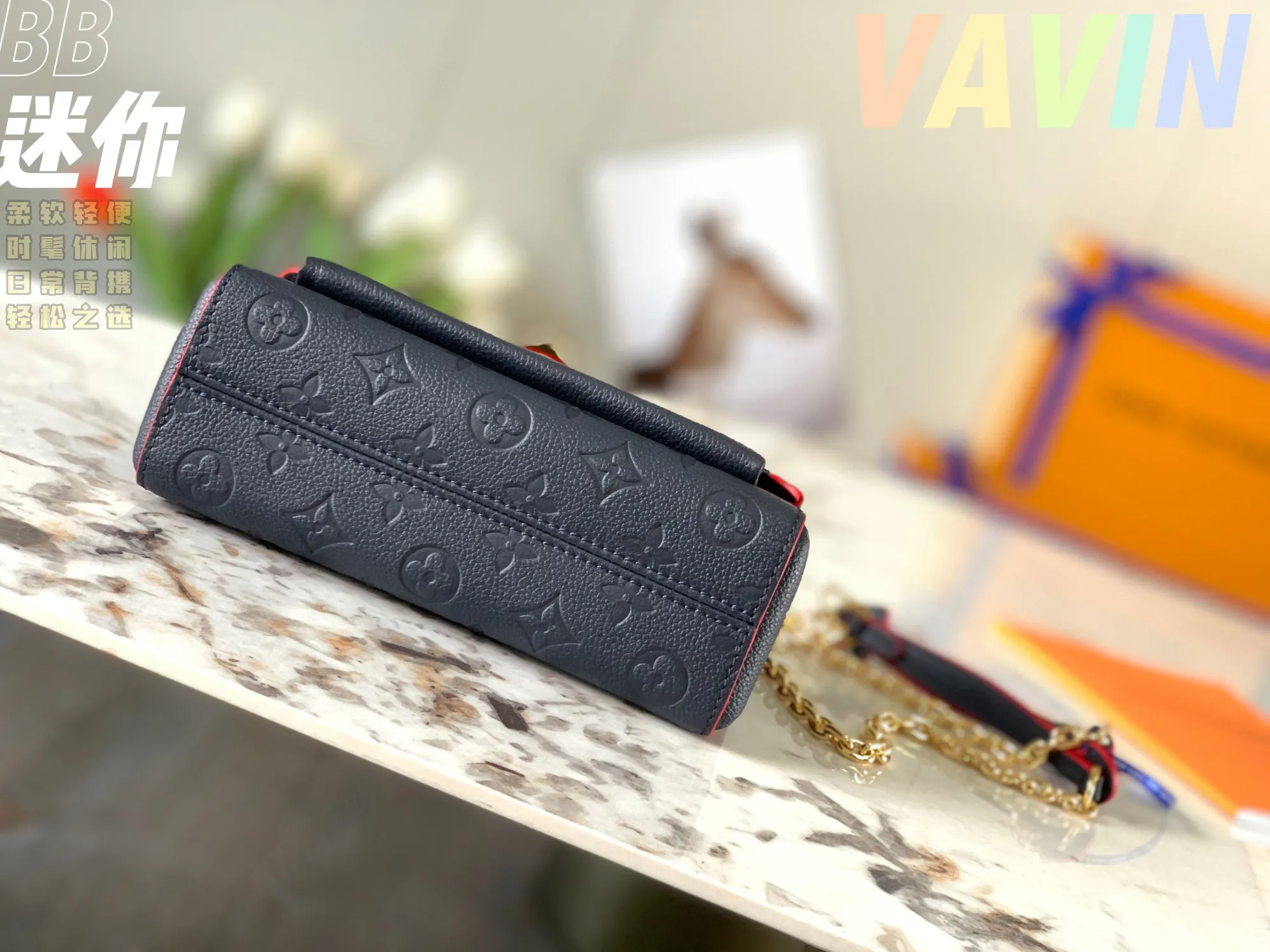 P1360 [Original leather 💋 M44550 navy blue embossed] Made of smooth and embossed Monogram Empreinte Combining silky and textured textures, the hook buckle pays tribute to the design of Louis Vuitton luggage, and is paired with a chain shoulder strap to add contrast. The compact shape contains ample capacity, and is made of a mixture of cowhide leather. This small Vavin handbag features a bright and eye-catching lock design. It is soft, lightweight, fashionable and casual, and is an easy choice for daily carrying. It is equipped with an adjustable leather chain strap, which can be carried on the shoulder or crossbody. Detailed size 21x15x8cm