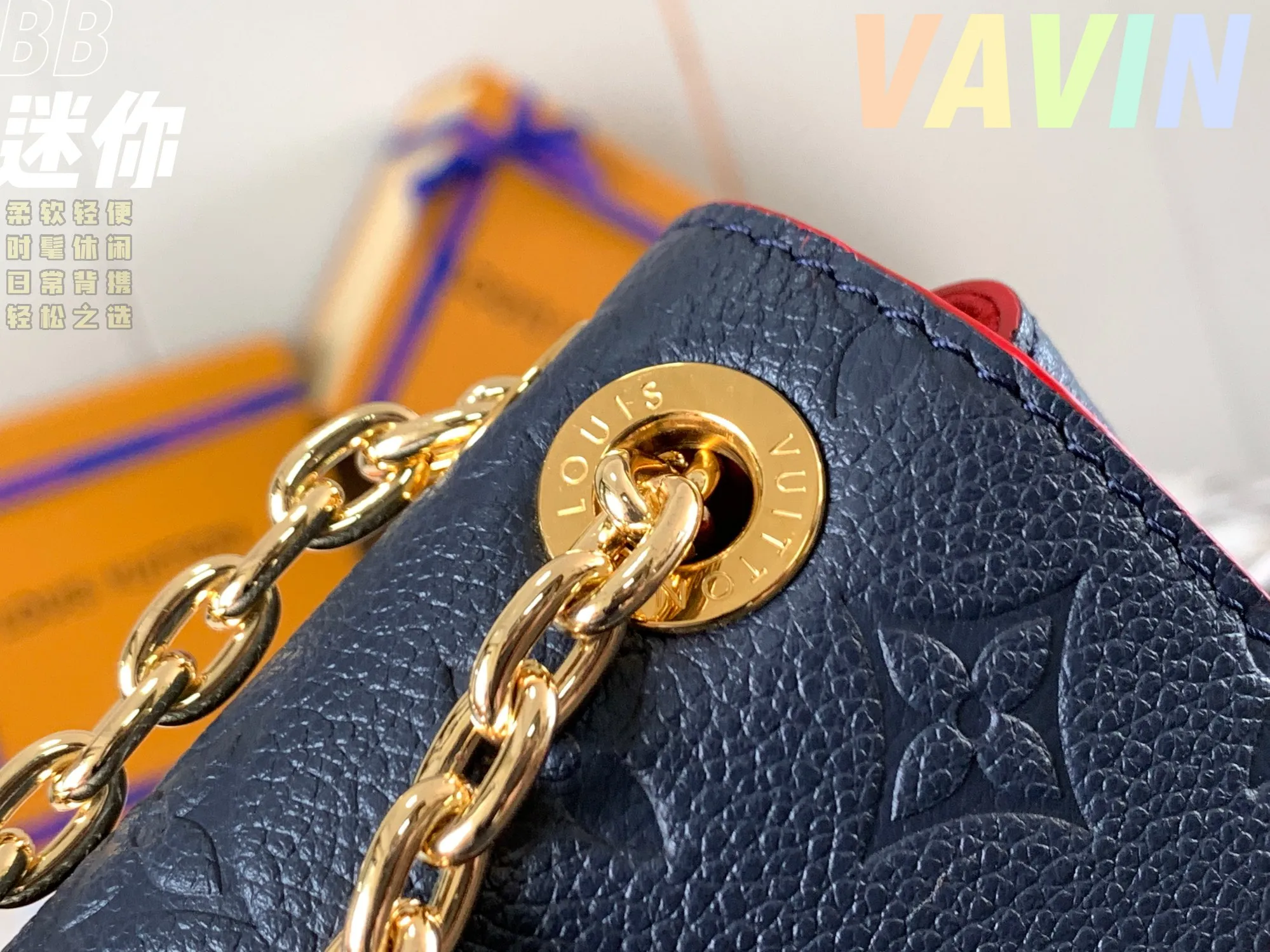 P1360 [Original leather 💋 M44550 navy blue embossed] Made of smooth and embossed Monogram Empreinte Combining silky and textured textures, the hook buckle pays tribute to the design of Louis Vuitton luggage, and is paired with a chain shoulder strap to add contrast. The compact shape contains ample capacity, and is made of a mixture of cowhide leather. This small Vavin handbag features a bright and eye-catching lock design. It is soft, lightweight, fashionable and casual, and is an easy choice for daily carrying. It is equipped with an adjustable leather chain strap, which can be carried on the shoulder or crossbody. Detailed size 21x15x8cm