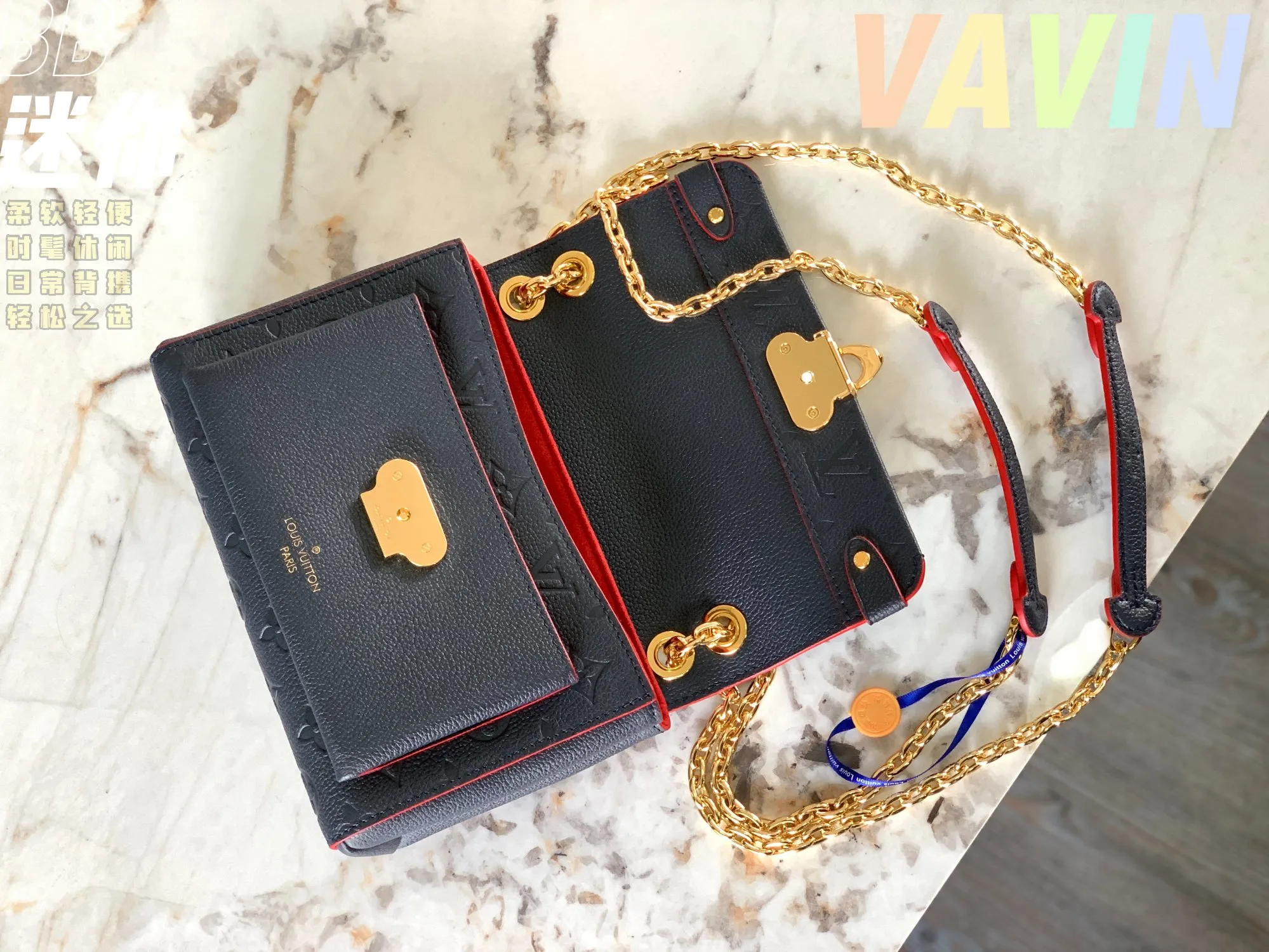 P1360 [Original leather 💋 M44550 navy blue embossed] Made of smooth and embossed Monogram Empreinte Combining silky and textured textures, the hook buckle pays tribute to the design of Louis Vuitton luggage, and is paired with a chain shoulder strap to add contrast. The compact shape contains ample capacity, and is made of a mixture of cowhide leather. This small Vavin handbag features a bright and eye-catching lock design. It is soft, lightweight, fashionable and casual, and is an easy choice for daily carrying. It is equipped with an adjustable leather chain strap, which can be carried on the shoulder or crossbody. Detailed size 21x15x8cm