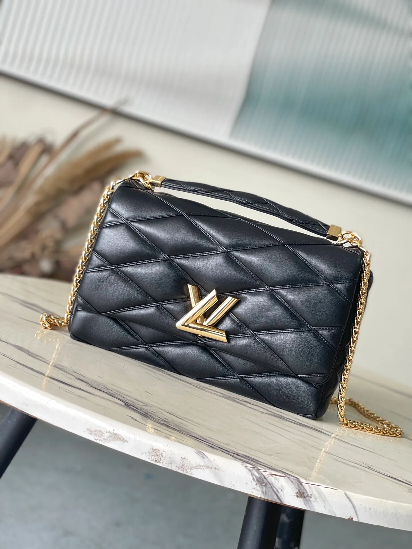 💰1460 (top layer leather) top quality original order M23689 black GO-14 large handbag made of spun and stitched sheepskin leather, opened with LV Twist twist lock and turned inside, with zipper pocket and rear patch pocket with mirror. The top handle and sliding chain are both detachable, enabling a variety of carrying methods. Dimensions: 31 × 19.5 × 11 cm