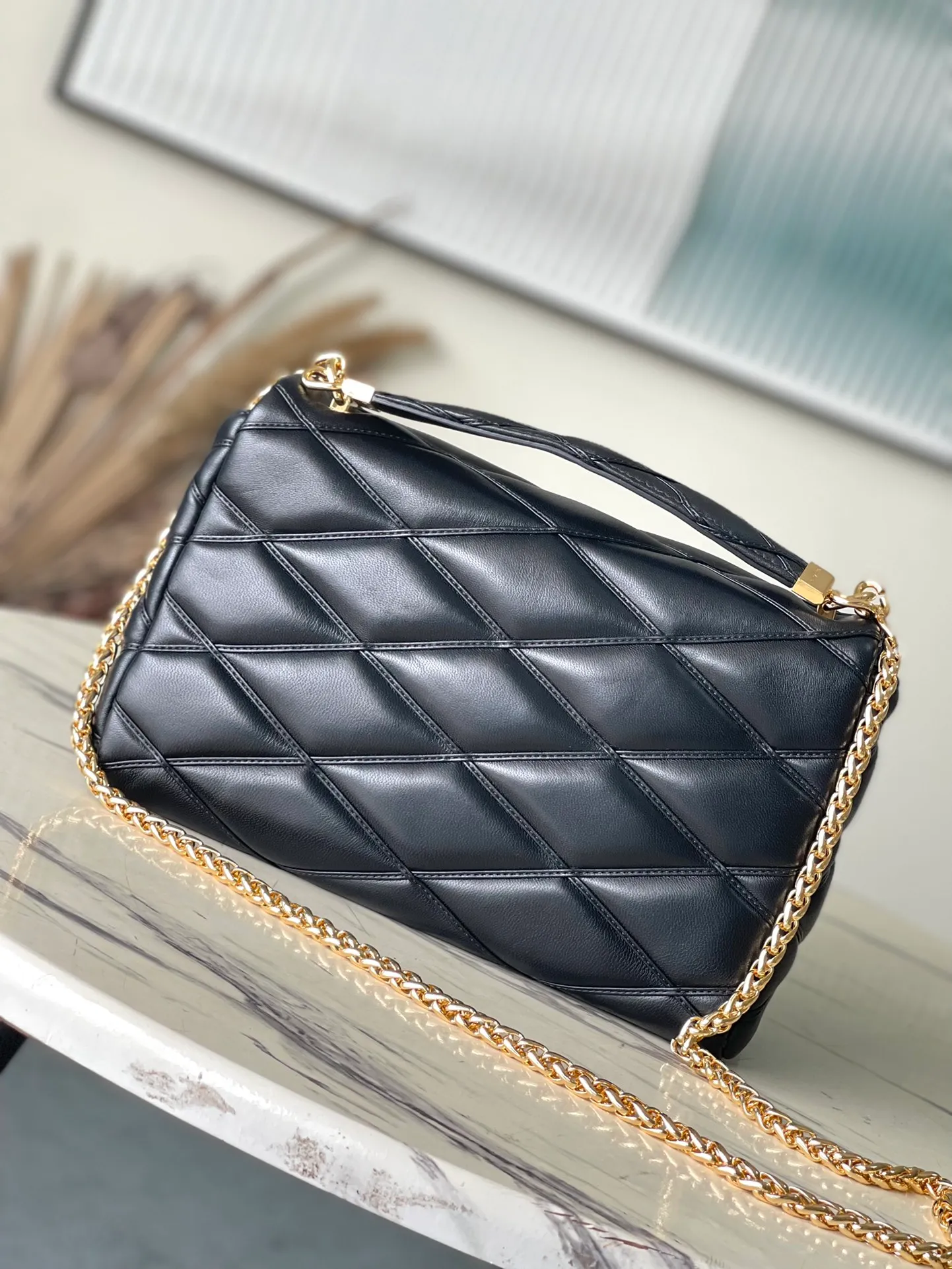 💰1460 (top layer leather) top quality original order M23689 black GO-14 large handbag made of spun and stitched sheepskin leather, opened with LV Twist twist lock and turned inside, with zipper pocket and rear patch pocket with mirror. The top handle and sliding chain are both detachable, enabling a variety of carrying methods. Dimensions: 31 × 19.5 × 11 cm