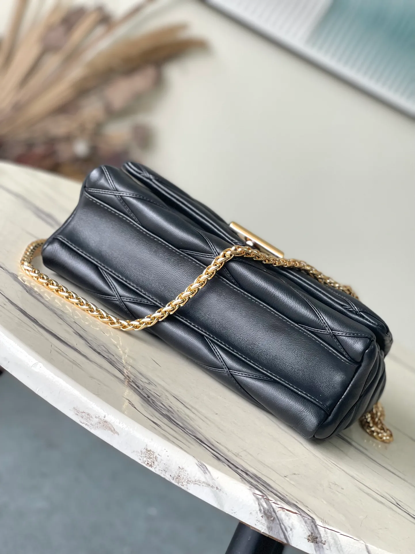 💰1460 (top layer leather) top quality original order M23689 black GO-14 large handbag made of spun and stitched sheepskin leather, opened with LV Twist twist lock and turned inside, with zipper pocket and rear patch pocket with mirror. The top handle and sliding chain are both detachable, enabling a variety of carrying methods. Dimensions: 31 × 19.5 × 11 cm