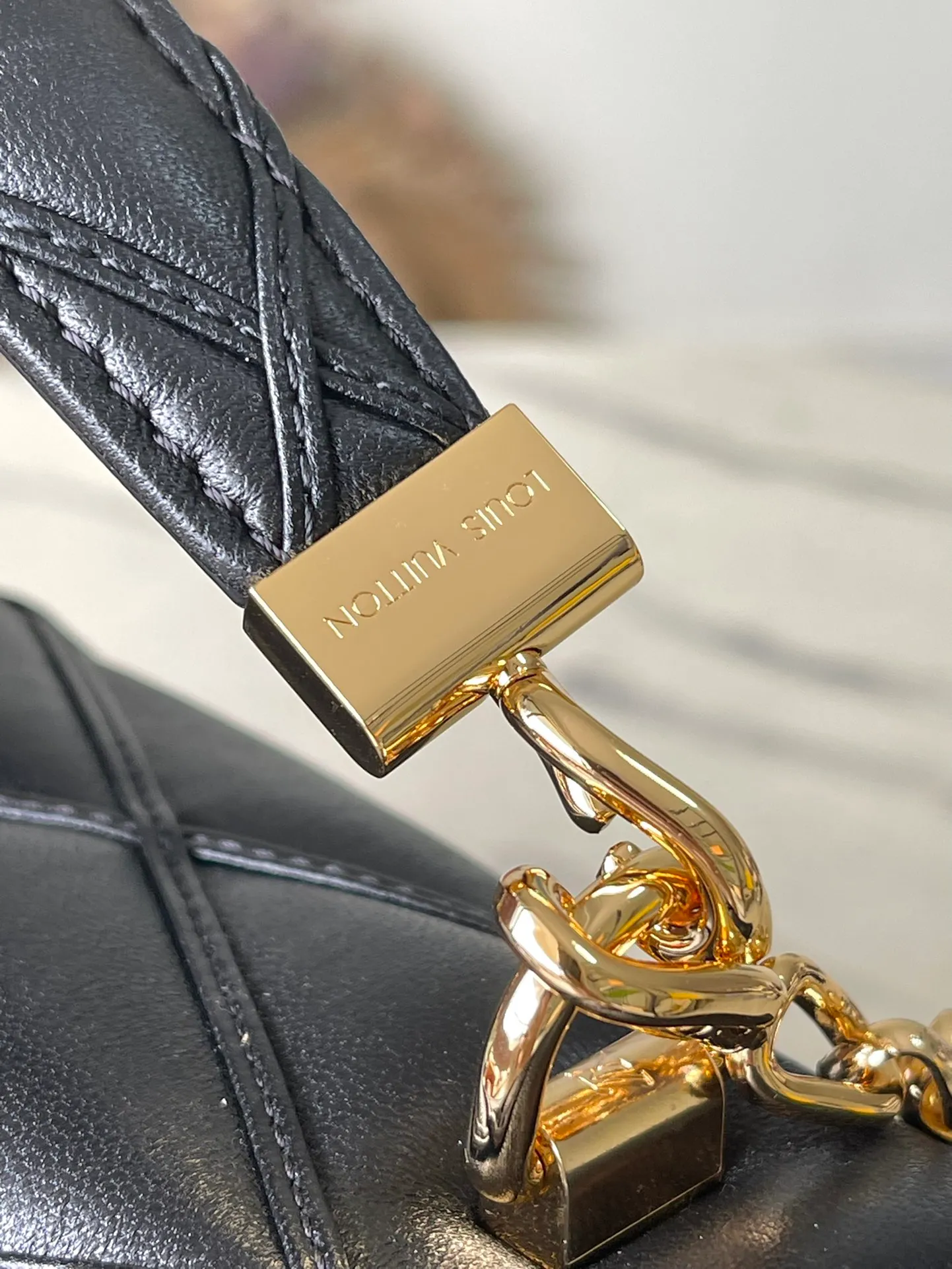 💰1460 (top layer leather) top quality original order M23689 black GO-14 large handbag made of spun and stitched sheepskin leather, opened with LV Twist twist lock and turned inside, with zipper pocket and rear patch pocket with mirror. The top handle and sliding chain are both detachable, enabling a variety of carrying methods. Dimensions: 31 × 19.5 × 11 cm