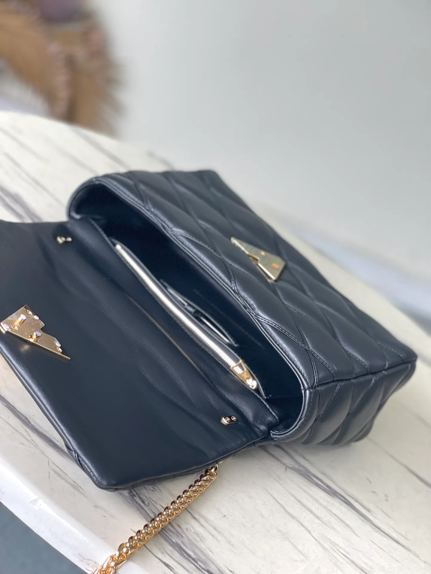 💰1460 (top layer leather) top quality original order M23689 black GO-14 large handbag made of spun and stitched sheepskin leather, opened with LV Twist twist lock and turned inside, with zipper pocket and rear patch pocket with mirror. The top handle and sliding chain are both detachable, enabling a variety of carrying methods. Dimensions: 31 × 19.5 × 11 cm