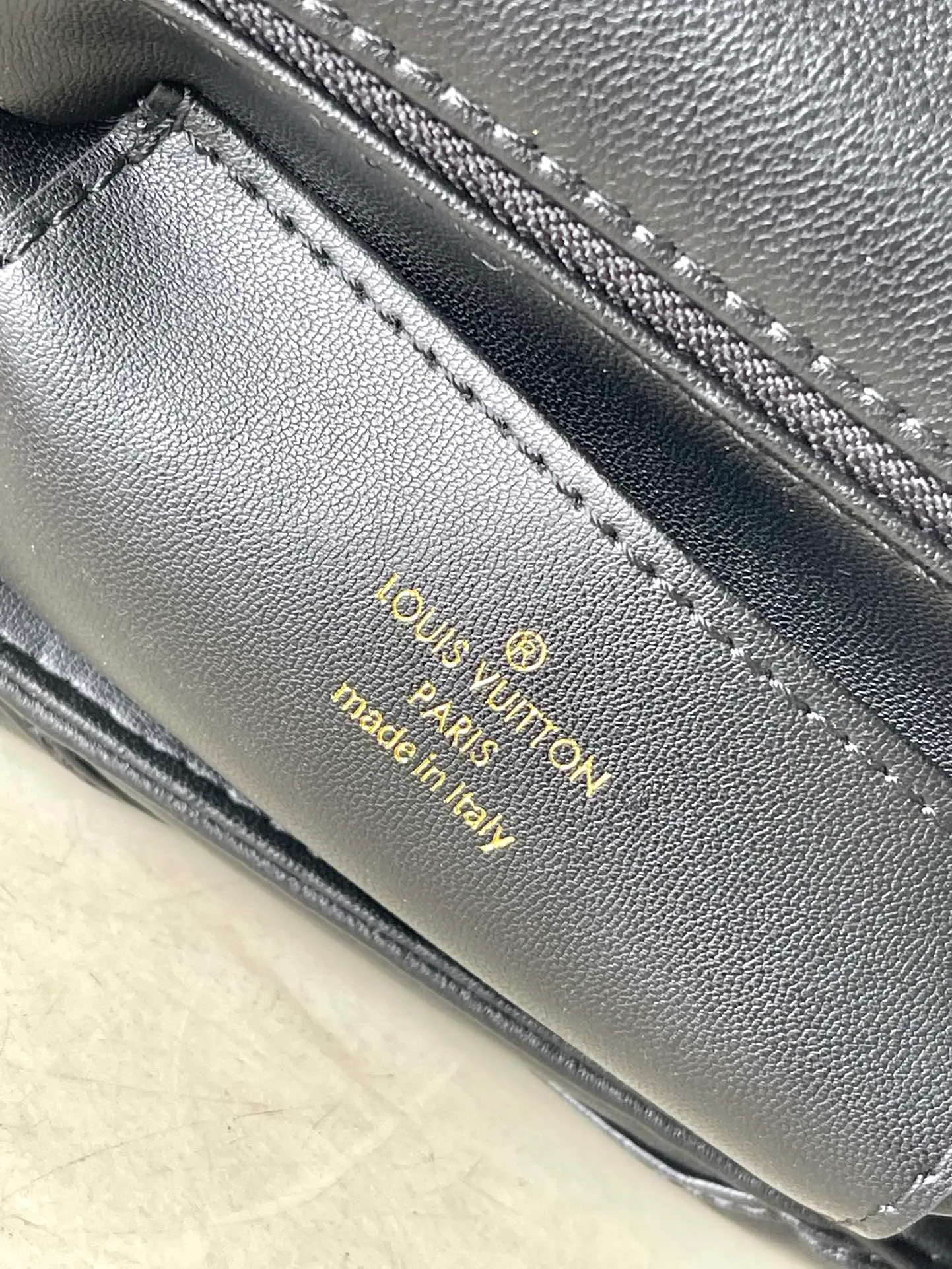💰1460 (top layer leather) top quality original order M23689 black GO-14 large handbag made of spun and stitched sheepskin leather, opened with LV Twist twist lock and turned inside, with zipper pocket and rear patch pocket with mirror. The top handle and sliding chain are both detachable, enabling a variety of carrying methods. Dimensions: 31 × 19.5 × 11 cm