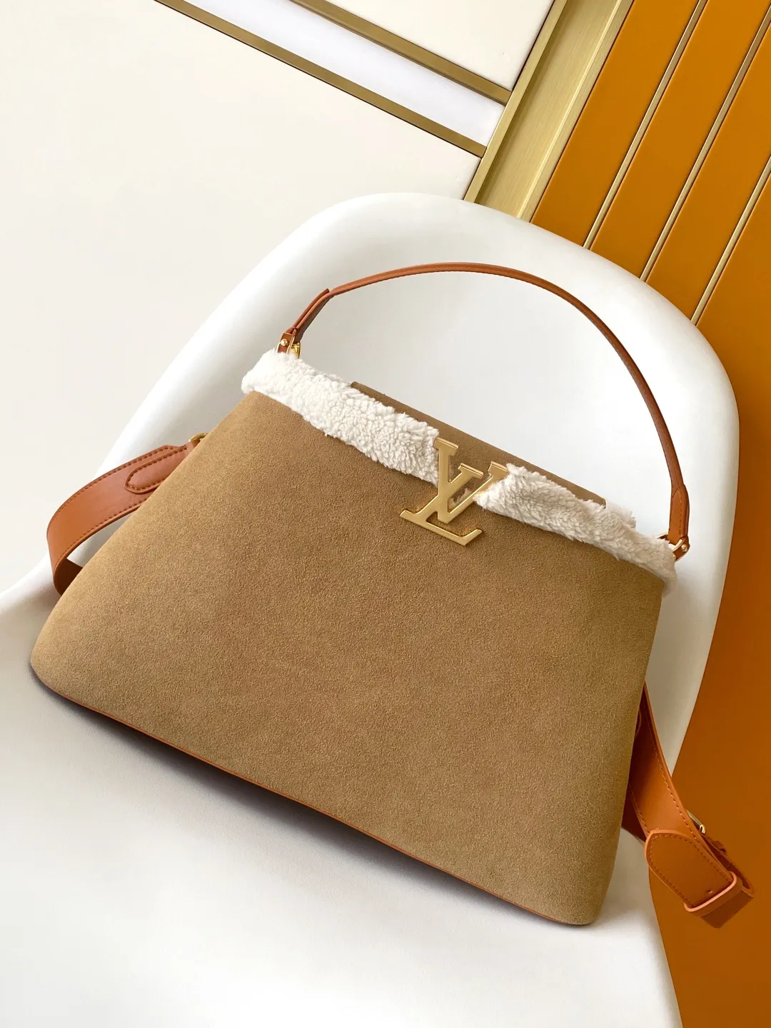 💰2140 Top original order M12784 Top original order Dynamic code change This Capucines Souple large handbag combines suede cow leather and shearling, with the dazzling LV logo and smooth leather handles to extend the elegance of the LV Ski series. The generous size can store daily necessities, A4 documents and travel supplies. 38.0 x 23.0 x 16.0 cm (L x H x W) • Suede cowhide and shearling • Shearling and cowhide leather trim • Cowhide leather lining • Metal hardware • Flap can be placed on the inside or outside • Internal compartment • Internal zippered pocket • Internal patch pocket • Metal bottom stud • Holds smartphone, short wallet, A4 documents and travel accessories • Shoulder strap: removable, adjustable • Half-length strap: 36.0 cm • Adjustable half-length strap: 59.0 cm • Handle: Single handle
