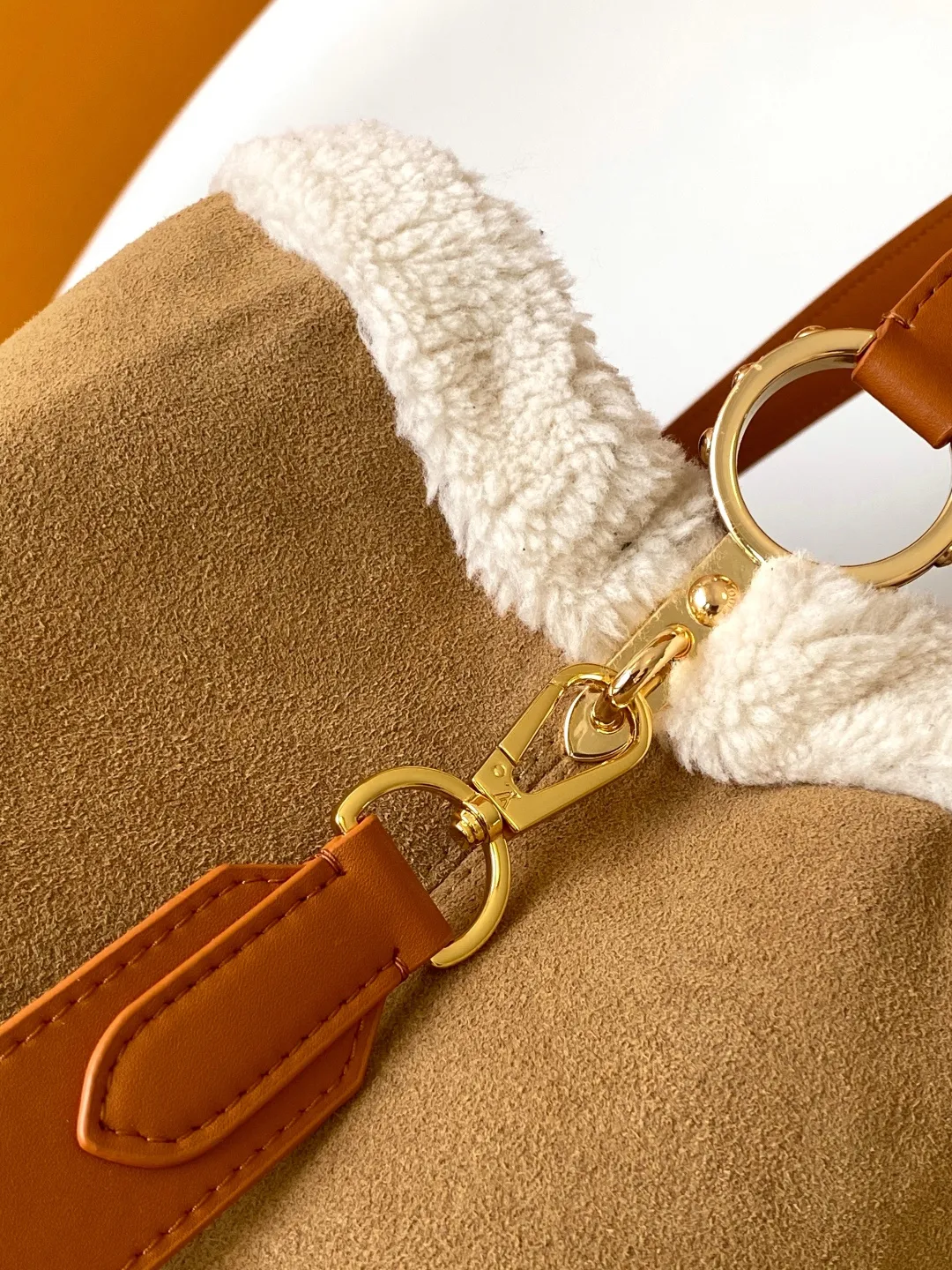💰2140 Top original order M12784 Top original order Dynamic code change This Capucines Souple large handbag combines suede cow leather and shearling, with the dazzling LV logo and smooth leather handles to extend the elegance of the LV Ski series. The generous size can store daily necessities, A4 documents and travel supplies. 38.0 x 23.0 x 16.0 cm (L x H x W) • Suede cowhide and shearling • Shearling and cowhide leather trim • Cowhide leather lining • Metal hardware • Flap can be placed on the inside or outside • Internal compartment • Internal zippered pocket • Internal patch pocket • Metal bottom stud • Holds smartphone, short wallet, A4 documents and travel accessories • Shoulder strap: removable, adjustable • Half-length strap: 36.0 cm • Adjustable half-length strap: 59.0 cm • Handle: Single handle