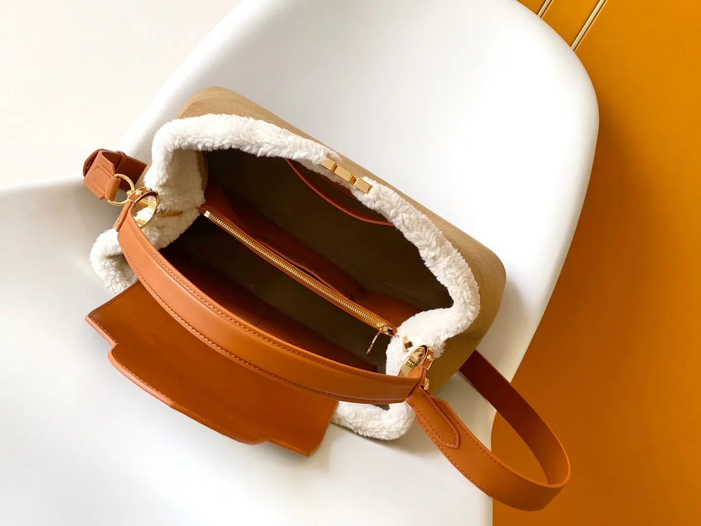 💰2140 Top original order M12784 Top original order Dynamic code change This Capucines Souple large handbag combines suede cow leather and shearling, with the dazzling LV logo and smooth leather handles to extend the elegance of the LV Ski series. The generous size can store daily necessities, A4 documents and travel supplies. 38.0 x 23.0 x 16.0 cm (L x H x W) • Suede cowhide and shearling • Shearling and cowhide leather trim • Cowhide leather lining • Metal hardware • Flap can be placed on the inside or outside • Internal compartment • Internal zippered pocket • Internal patch pocket • Metal bottom stud • Holds smartphone, short wallet, A4 documents and travel accessories • Shoulder strap: removable, adjustable • Half-length strap: 36.0 cm • Adjustable half-length strap: 59.0 cm • Handle: Single handle