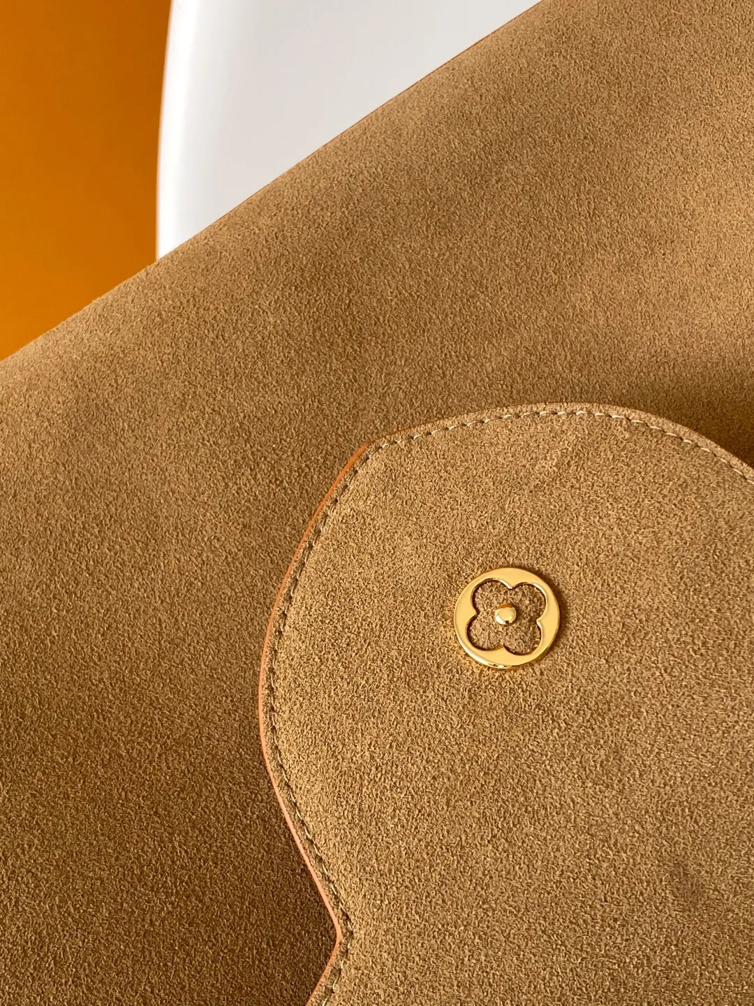💰2140 Top original order M12784 Top original order Dynamic code change This Capucines Souple large handbag combines suede cow leather and shearling, with the dazzling LV logo and smooth leather handles to extend the elegance of the LV Ski series. The generous size can store daily necessities, A4 documents and travel supplies. 38.0 x 23.0 x 16.0 cm (L x H x W) • Suede cowhide and shearling • Shearling and cowhide leather trim • Cowhide leather lining • Metal hardware • Flap can be placed on the inside or outside • Internal compartment • Internal zippered pocket • Internal patch pocket • Metal bottom stud • Holds smartphone, short wallet, A4 documents and travel accessories • Shoulder strap: removable, adjustable • Half-length strap: 36.0 cm • Adjustable half-length strap: 59.0 cm • Handle: Single handle