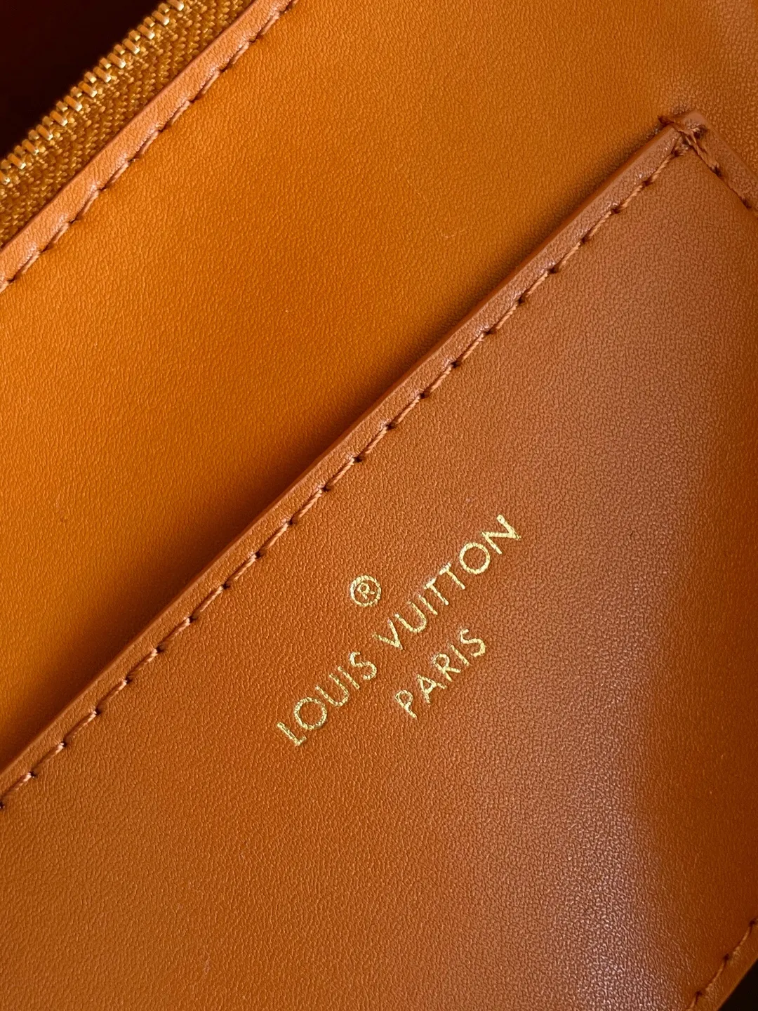 💰2140 Top original order M12784 Top original order Dynamic code change This Capucines Souple large handbag combines suede cow leather and shearling, with the dazzling LV logo and smooth leather handles to extend the elegance of the LV Ski series. The generous size can store daily necessities, A4 documents and travel supplies. 38.0 x 23.0 x 16.0 cm (L x H x W) • Suede cowhide and shearling • Shearling and cowhide leather trim • Cowhide leather lining • Metal hardware • Flap can be placed on the inside or outside • Internal compartment • Internal zippered pocket • Internal patch pocket • Metal bottom stud • Holds smartphone, short wallet, A4 documents and travel accessories • Shoulder strap: removable, adjustable • Half-length strap: 36.0 cm • Adjustable half-length strap: 59.0 cm • Handle: Single handle