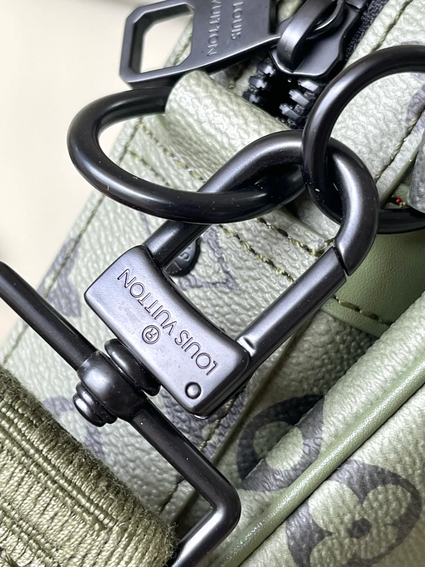 💰940 Top Original Order M23783 This Trio messenger bag is made of Monogram coated canvas to create a three-in-one design. Equipped with a detachable coin purse, main compartment and removable zippered front pocket that can be removed for separate use. The coin purse is secured to a removable and adjustable fabric shoulder strap. Dimensions: 25 × 18.5 × 7 cm