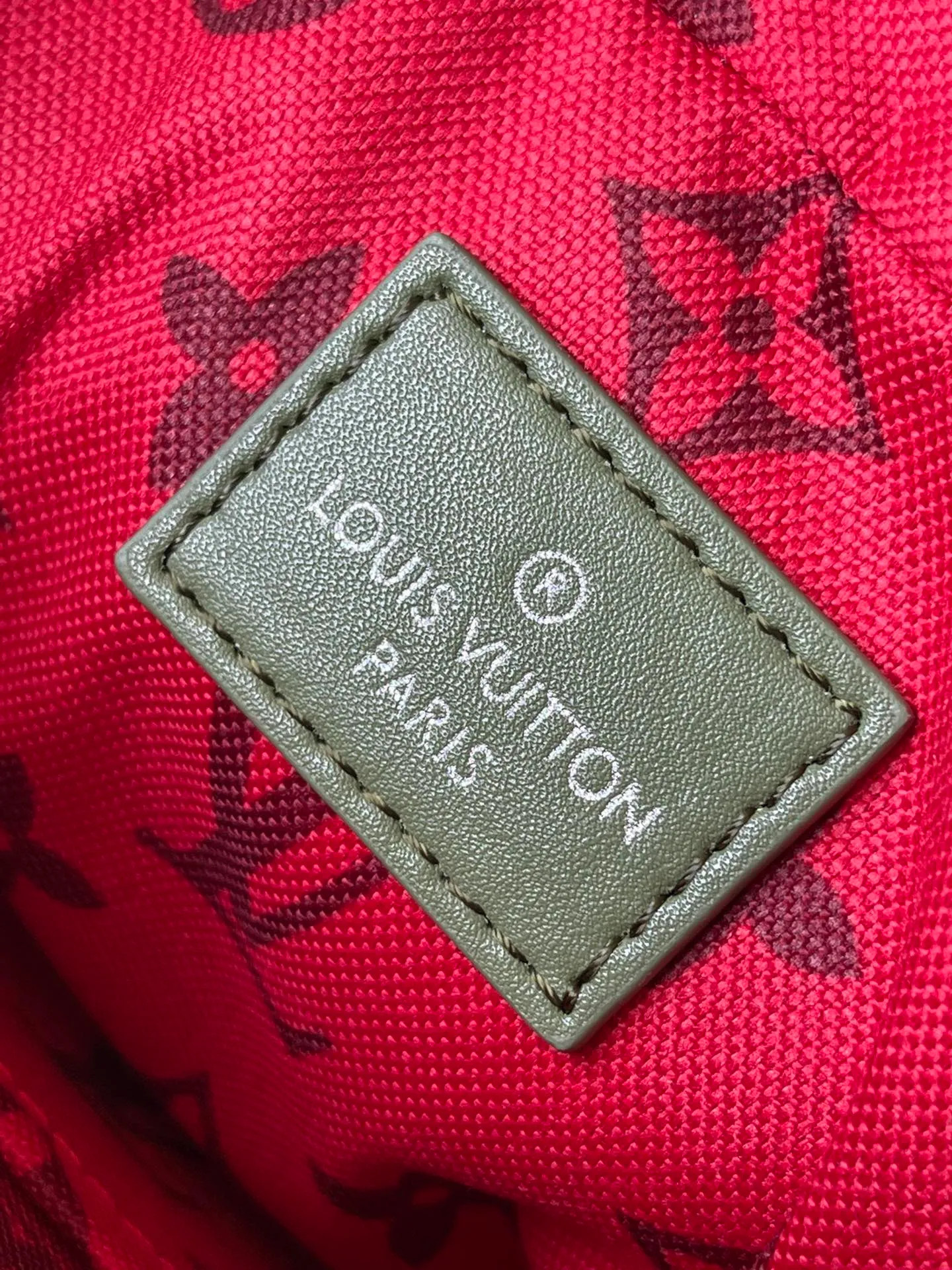 💰940 Top Original Order M23783 This Trio messenger bag is made of Monogram coated canvas to create a three-in-one design. Equipped with a detachable coin purse, main compartment and removable zippered front pocket that can be removed for separate use. The coin purse is secured to a removable and adjustable fabric shoulder strap. Dimensions: 25 × 18.5 × 7 cm