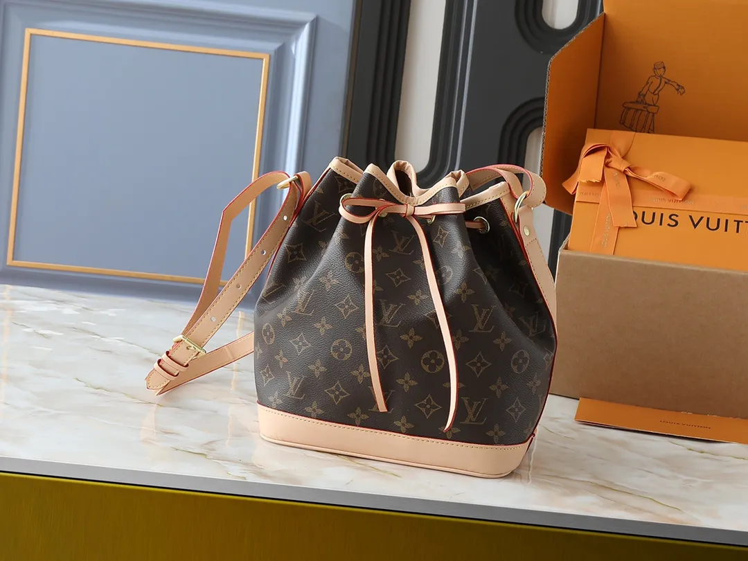 💰320💰Upgraded from the original M40818 M42224. This NOE BB handbag is a beloved mini reinterpretation of the classic Noé bucket bag designed in 1932. The bag has a leather-reinforced base and stands just under 9 inches tall. This Noé bucket bag in Monogram canvas features the original signature leather strap, as well as an extended shoulder strap for casual cross-body wear! Size 27×27×21cm