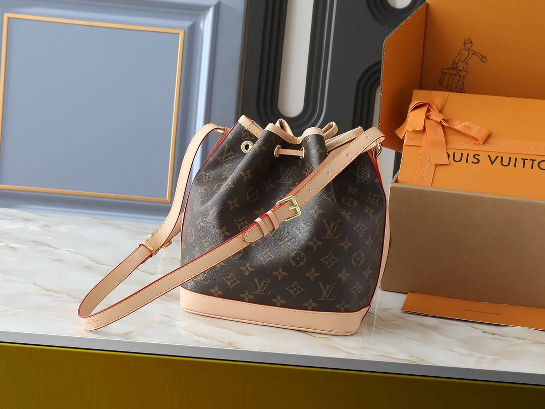 💰320💰Upgraded from the original M40818 M42224. This NOE BB handbag is a beloved mini reinterpretation of the classic Noé bucket bag designed in 1932. The bag has a leather-reinforced base and stands just under 9 inches tall. This Noé bucket bag in Monogram canvas features the original signature leather strap, as well as an extended shoulder strap for casual cross-body wear! Size 27×27×21cm