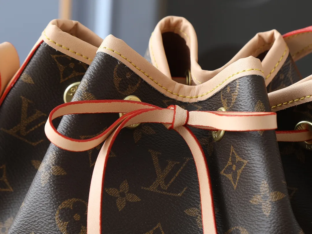 💰320💰Upgraded from the original M40818 M42224. This NOE BB handbag is a beloved mini reinterpretation of the classic Noé bucket bag designed in 1932. The bag has a leather-reinforced base and stands just under 9 inches tall. This Noé bucket bag in Monogram canvas features the original signature leather strap, as well as an extended shoulder strap for casual cross-body wear! Size 27×27×21cm
