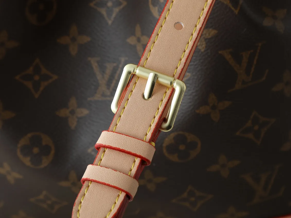 💰320💰Upgraded from the original M40818 M42224. This NOE BB handbag is a beloved mini reinterpretation of the classic Noé bucket bag designed in 1932. The bag has a leather-reinforced base and stands just under 9 inches tall. This Noé bucket bag in Monogram canvas features the original signature leather strap, as well as an extended shoulder strap for casual cross-body wear! Size 27×27×21cm