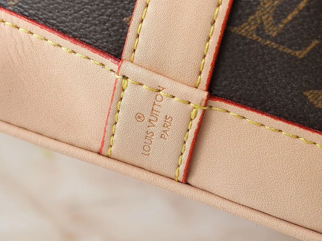 💰320💰Upgraded from the original M40818 M42224. This NOE BB handbag is a beloved mini reinterpretation of the classic Noé bucket bag designed in 1932. The bag has a leather-reinforced base and stands just under 9 inches tall. This Noé bucket bag in Monogram canvas features the original signature leather strap, as well as an extended shoulder strap for casual cross-body wear! Size 27×27×21cm