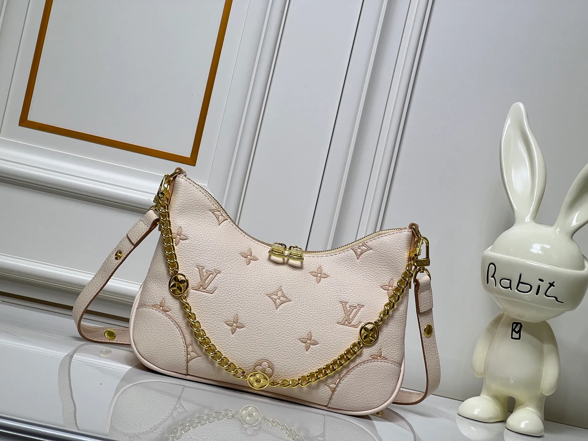 Batch 260💰Upgraded original M13224 M12930 M45832 M45831 Chain bag croissant series KOREA PRE-LAUNCH handbag This season's Boulogne bag uses Monogram Amprent leather material to reinterpret a symbolic design that can be used in multiple ways. Like existing designs made of canvas, various styles of items can be produced. Internal flat pocket that can store large-sized smartphones. A new version with a braided chain woven with gold hardware that creates a high-class and strong atmosphere. 16 x 9.5 x 29 cm.