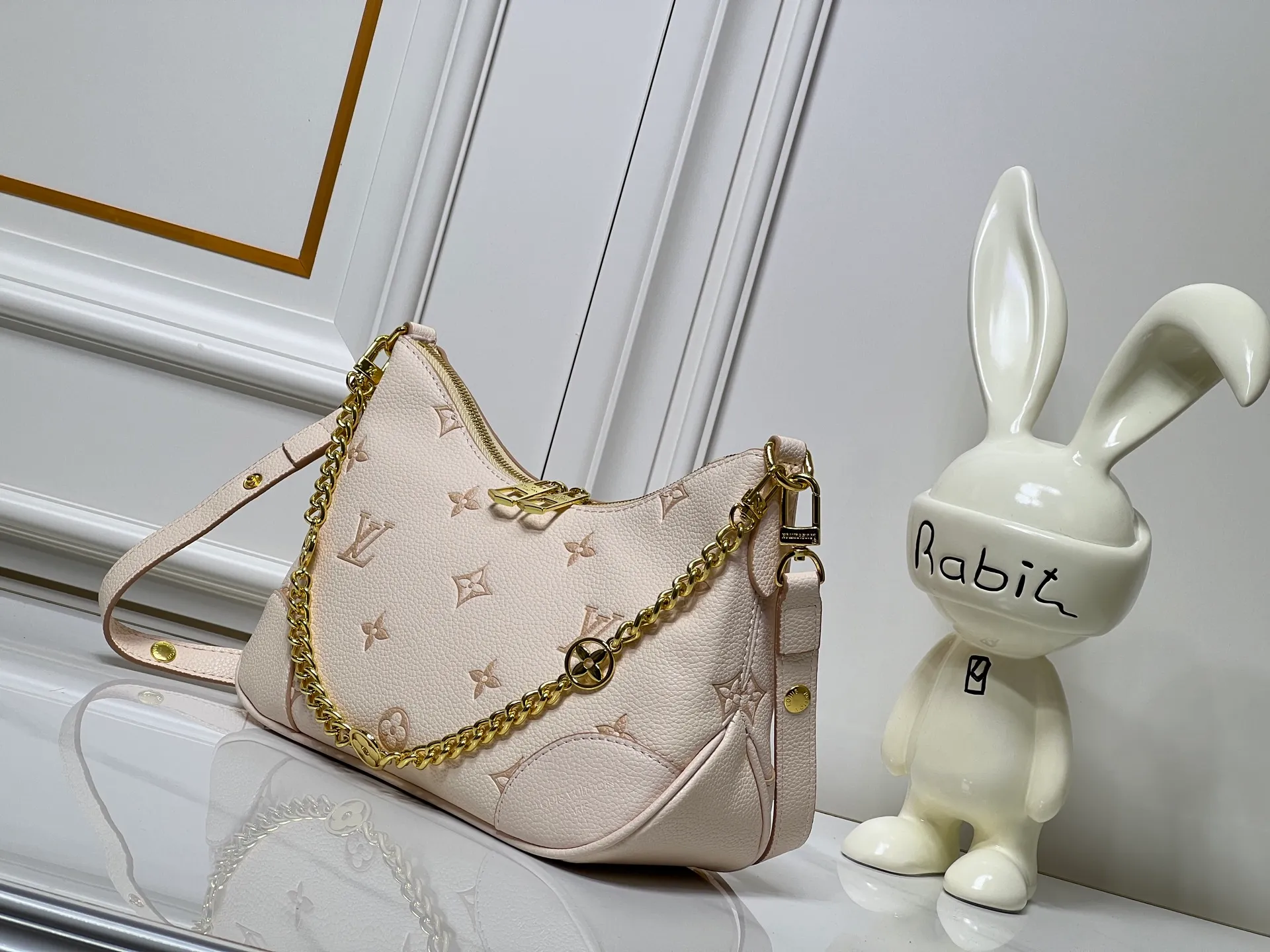 Batch 260💰Upgraded original M13224 M12930 M45832 M45831 Chain bag croissant series KOREA PRE-LAUNCH handbag This season's Boulogne bag uses Monogram Amprent leather material to reinterpret a symbolic design that can be used in multiple ways. Like existing designs made of canvas, various styles of items can be produced. Internal flat pocket that can store large-sized smartphones. A new version with a braided chain woven with gold hardware that creates a high-class and strong atmosphere. 16 x 9.5 x 29 cm.