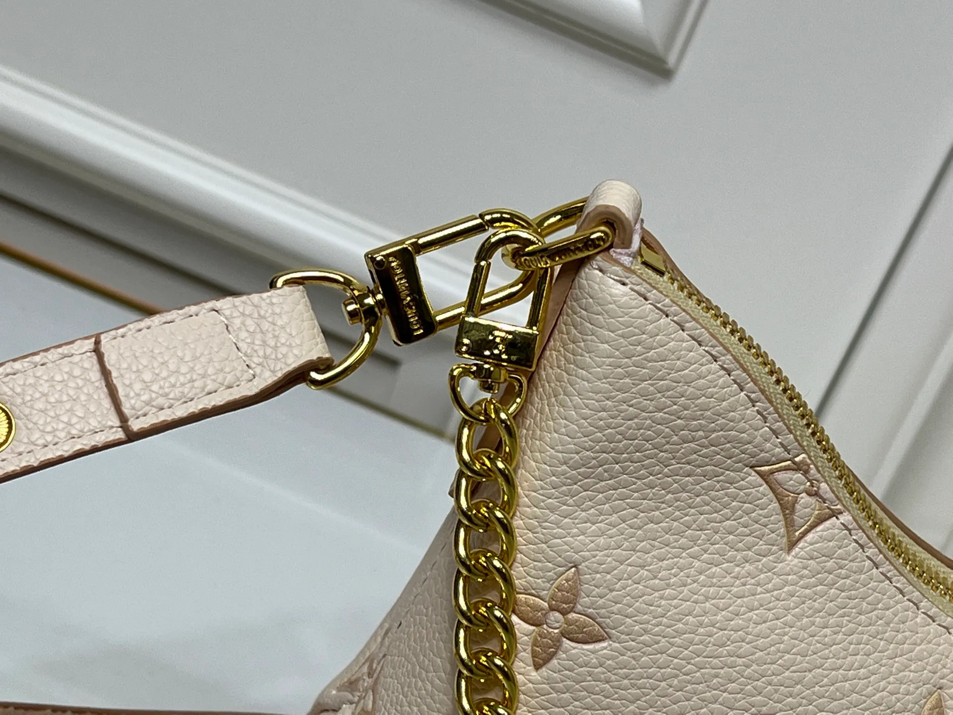 Batch 260💰Upgraded original M13224 M12930 M45832 M45831 Chain bag croissant series KOREA PRE-LAUNCH handbag This season's Boulogne bag uses Monogram Amprent leather material to reinterpret a symbolic design that can be used in multiple ways. Like existing designs made of canvas, various styles of items can be produced. Internal flat pocket that can store large-sized smartphones. A new version with a braided chain woven with gold hardware that creates a high-class and strong atmosphere. 16 x 9.5 x 29 cm.