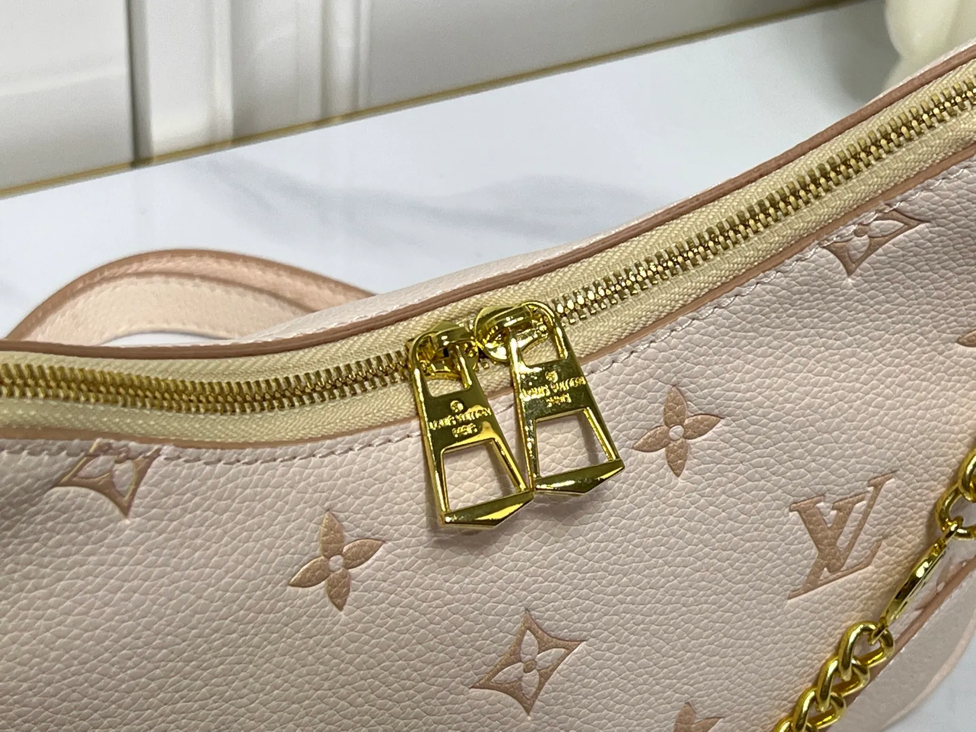Batch 260💰Upgraded original M13224 M12930 M45832 M45831 Chain bag croissant series KOREA PRE-LAUNCH handbag This season's Boulogne bag uses Monogram Amprent leather material to reinterpret a symbolic design that can be used in multiple ways. Like existing designs made of canvas, various styles of items can be produced. Internal flat pocket that can store large-sized smartphones. A new version with a braided chain woven with gold hardware that creates a high-class and strong atmosphere. 16 x 9.5 x 29 cm.