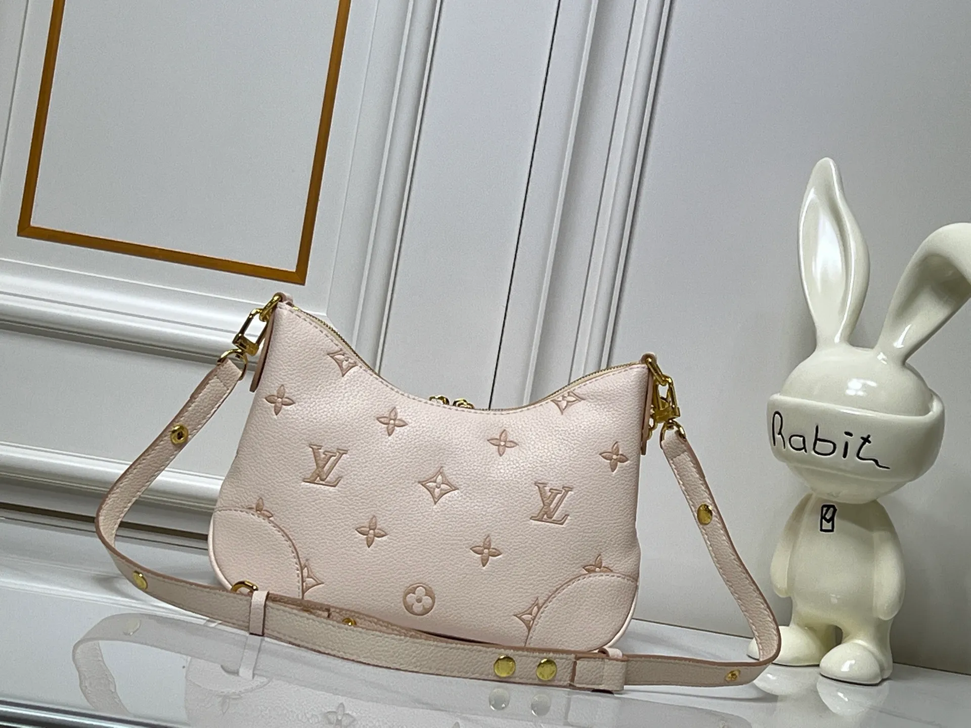 Batch 260💰Upgraded original M13224 M12930 M45832 M45831 Chain bag croissant series KOREA PRE-LAUNCH handbag This season's Boulogne bag uses Monogram Amprent leather material to reinterpret a symbolic design that can be used in multiple ways. Like existing designs made of canvas, various styles of items can be produced. Internal flat pocket that can store large-sized smartphones. A new version with a braided chain woven with gold hardware that creates a high-class and strong atmosphere. 16 x 9.5 x 29 cm.