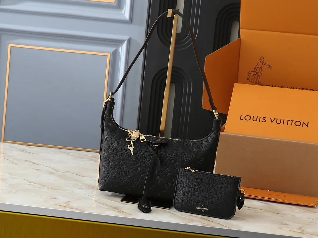 💰260💰Upgraded original M46610 M46609 M46674 This Sac Sport handbag is made of soft Monogram Empreinte embossed leather to create a curved outline, paying tribute to the brand's archive design with retro structure and exquisite details. Plenty of space makes it easy to carry your daily needs, and the adjustable handle allows for a variety of carrying methods. Dimensions: 27.0 x 22.0 x 10.5 cm (length x height x width)