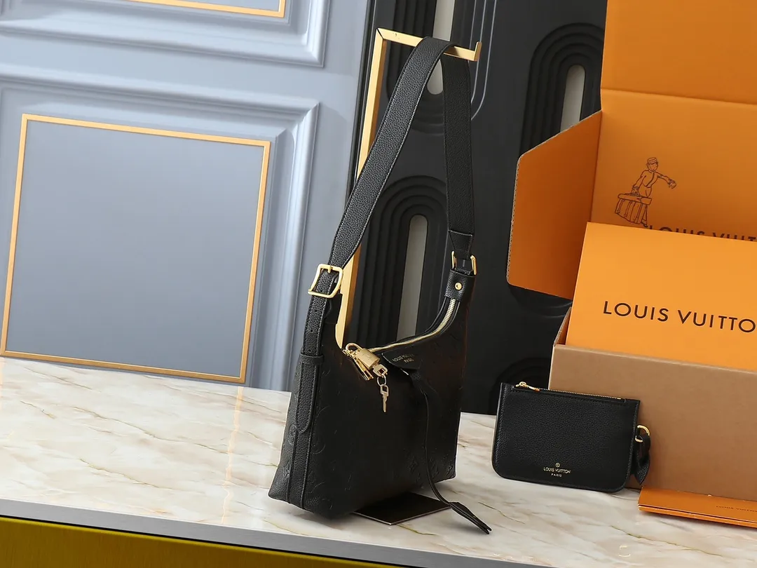 💰260💰Upgraded original M46610 M46609 M46674 This Sac Sport handbag is made of soft Monogram Empreinte embossed leather to create a curved outline, paying tribute to the brand's archive design with retro structure and exquisite details. Plenty of space makes it easy to carry your daily needs, and the adjustable handle allows for a variety of carrying methods. Dimensions: 27.0 x 22.0 x 10.5 cm (length x height x width)