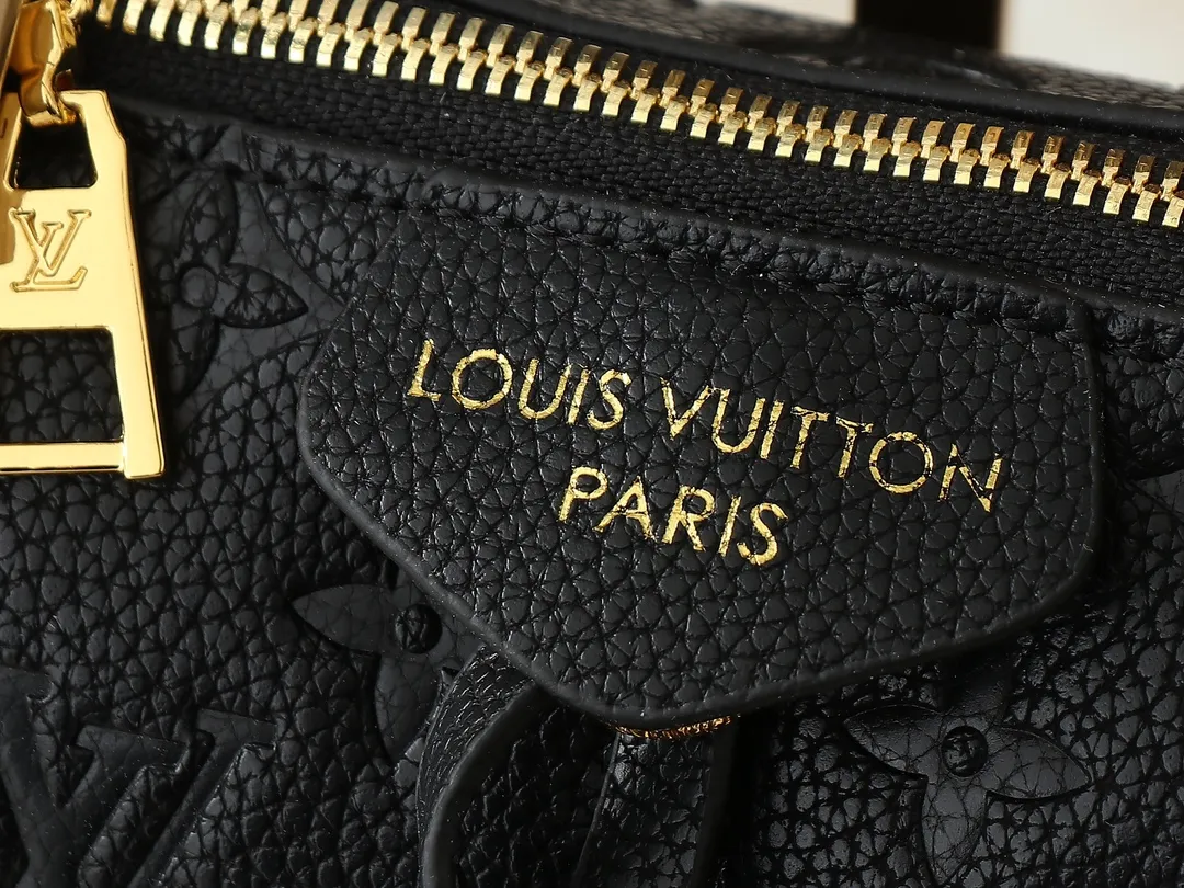 💰260💰Upgraded original M46610 M46609 M46674 This Sac Sport handbag is made of soft Monogram Empreinte embossed leather to create a curved outline, paying tribute to the brand's archive design with retro structure and exquisite details. Plenty of space makes it easy to carry your daily needs, and the adjustable handle allows for a variety of carrying methods. Dimensions: 27.0 x 22.0 x 10.5 cm (length x height x width)