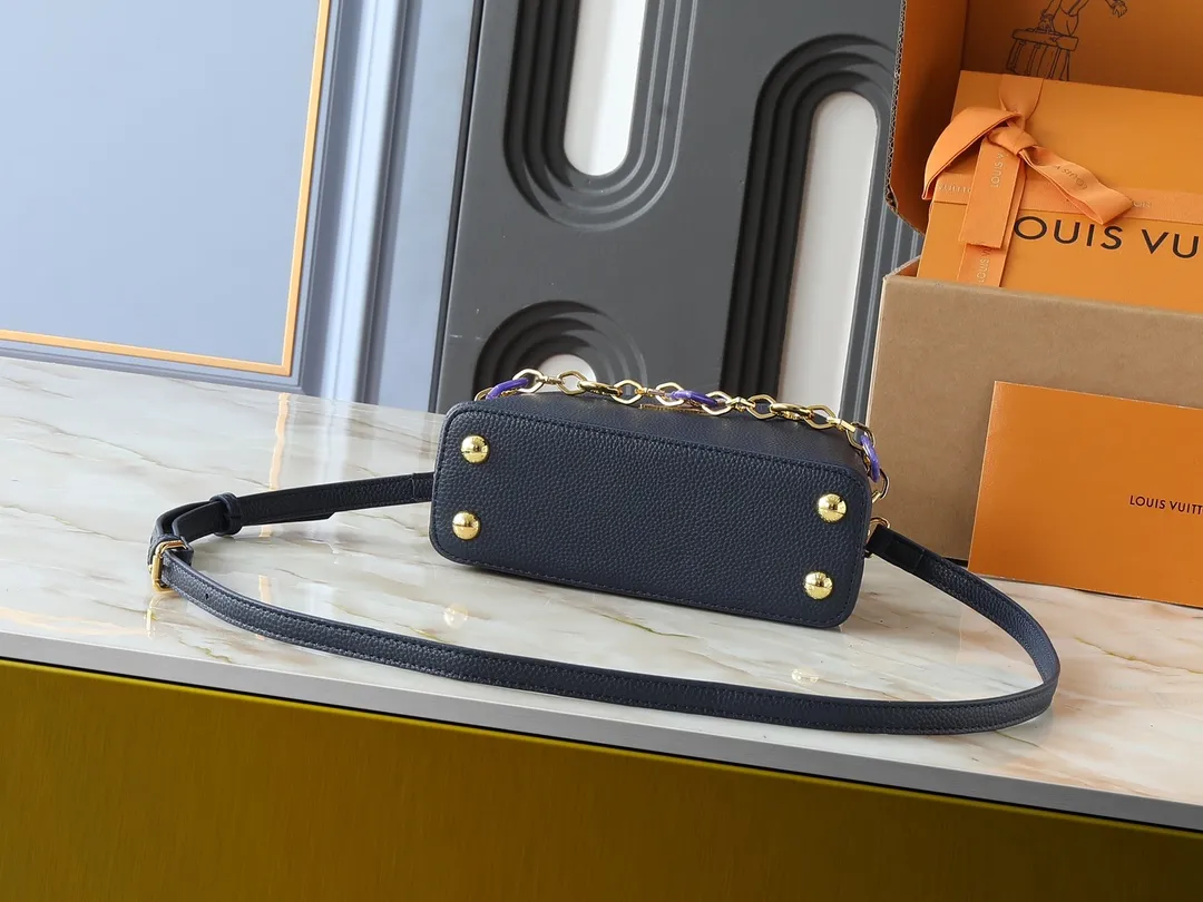 💰420💰Guangzhou goods Upgraded from the original M14381 M14970 M14393 M14972 M14971 This Harmony series launches the Capucines East West mini handbag, which uses a decorative chain to show the inspiration of the Monogram flower. Taurillon cow leather creates an exquisite structure, and the LV letters interpret the colorful brushstrokes of the Puffygram jewelry series. The flap can be folded in or out, and the inner pocket can safely store valuables. Dimensions: 22.0 x 12.0 x 8.0 cm (length x height x width)