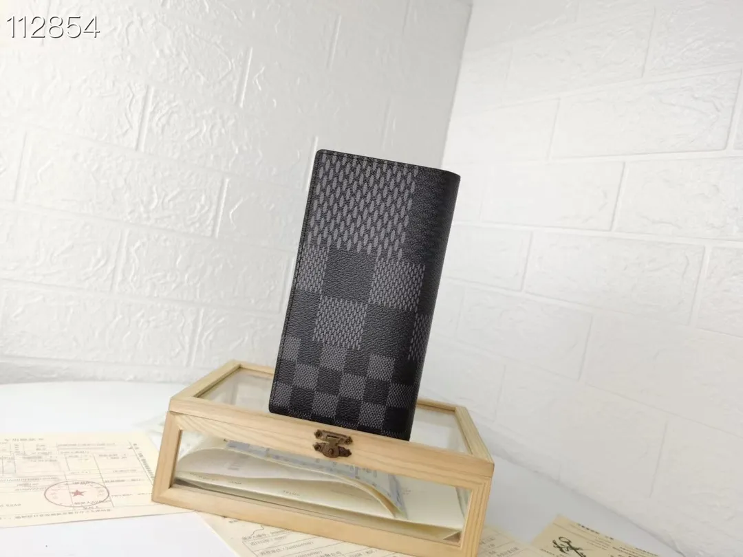 P130💰 Model: N60435 Wallet Louis Vuitton's classic Brazza wallet uses Damier Graphite Pixel canvas material to highlight the digital style. The traditional Damier Graphite checkerboard pattern is presented in a subversive pixel form in 2019. It combines various pockets, compartments and credit card slots into one stylish and convenient bag. 62665