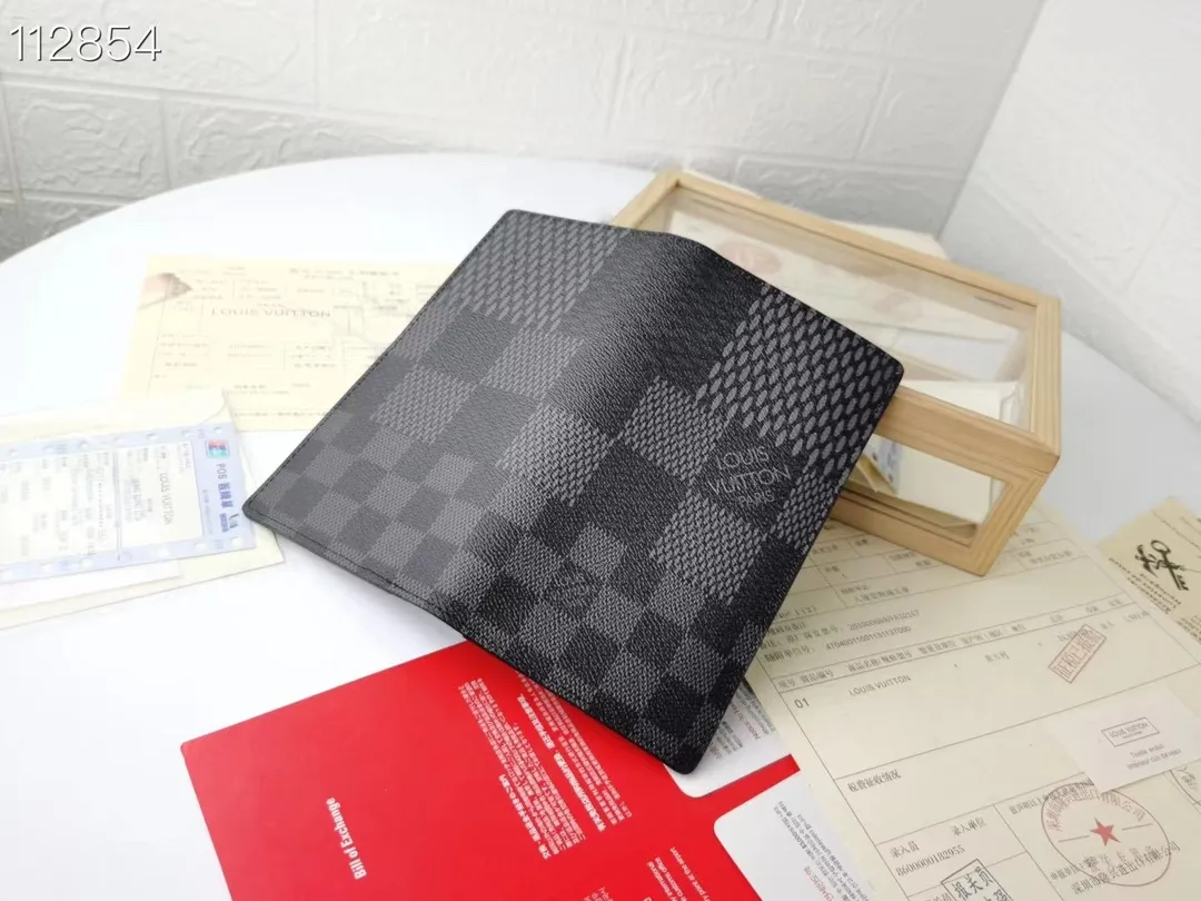 P130💰 Model: N60435 Wallet Louis Vuitton's classic Brazza wallet uses Damier Graphite Pixel canvas material to highlight the digital style. The traditional Damier Graphite checkerboard pattern is presented in a subversive pixel form in 2019. It combines various pockets, compartments and credit card slots into one stylish and convenient bag. 62665