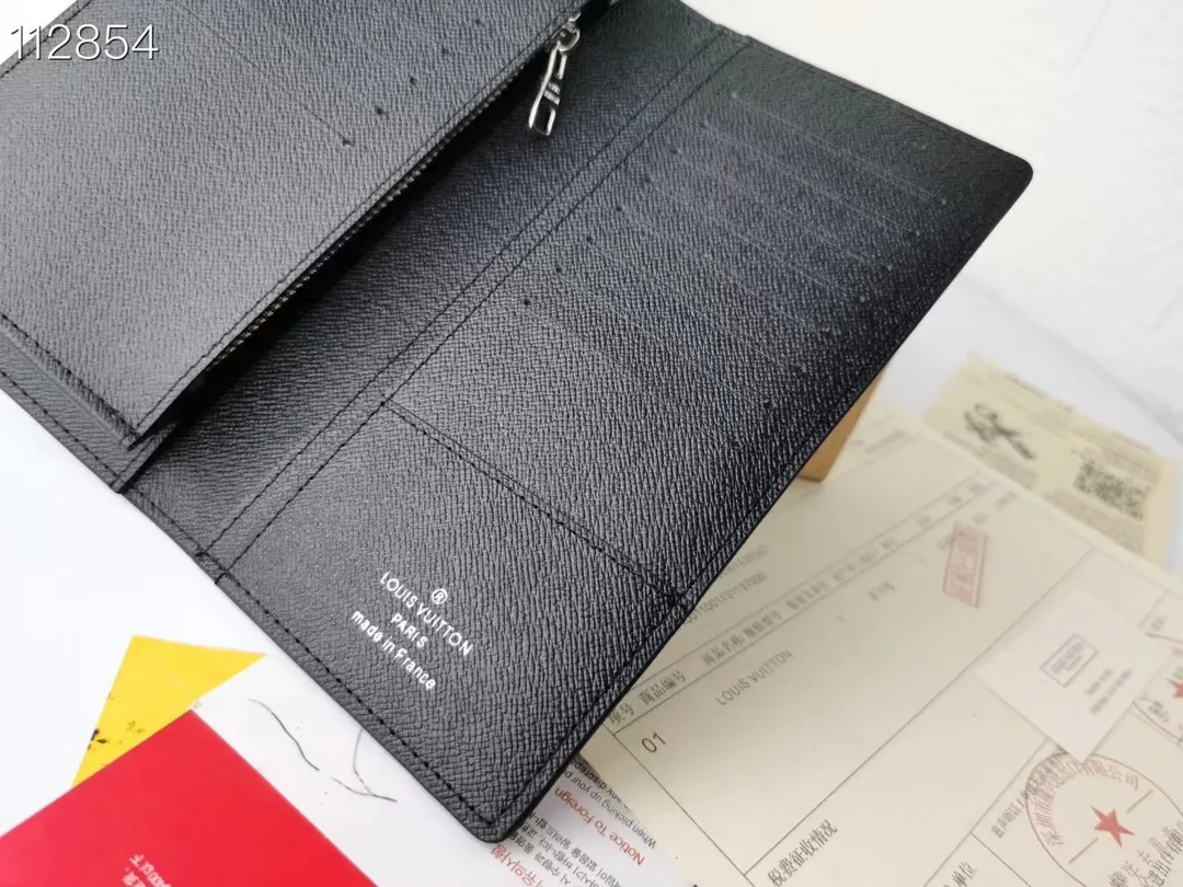 P130💰 Model: N60435 Wallet Louis Vuitton's classic Brazza wallet uses Damier Graphite Pixel canvas material to highlight the digital style. The traditional Damier Graphite checkerboard pattern is presented in a subversive pixel form in 2019. It combines various pockets, compartments and credit card slots into one stylish and convenient bag. 62665