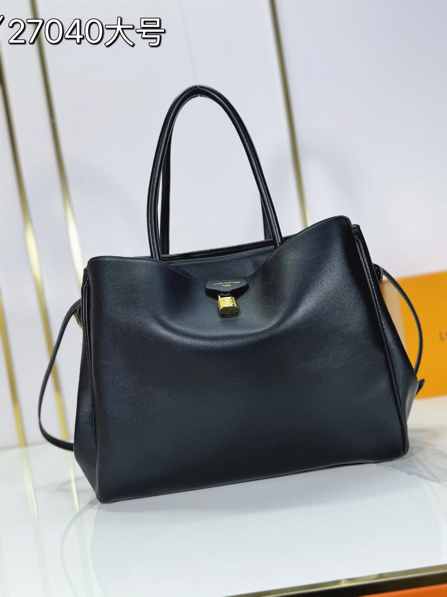 P340 Upgraded from the original M26501 M26502 M27040 M26338 This Vendôme handbag makes the cow leather reveal a silky satin luster, and is equipped with a dazzling buckle and a Monogram padlock to achieve a practical and trendy configuration, highlighting the elegant charm and the brand's exquisite craftsmanship. Side straps cinched the tote, and multiple pockets securely store valuables. Dimensions: 35.5 x 28 x 17 (cm) ((length x height x width)