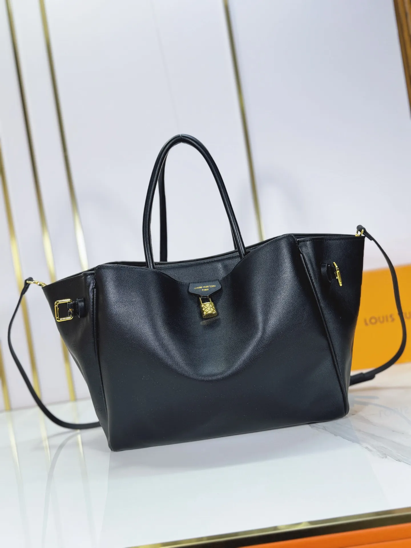 P340 Upgraded from the original M26501 M26502 M27040 M26338 This Vendôme handbag makes the cow leather reveal a silky satin luster, and is equipped with a dazzling buckle and a Monogram padlock to achieve a practical and trendy configuration, highlighting the elegant charm and the brand's exquisite craftsmanship. Side straps cinched the tote, and multiple pockets securely store valuables. Dimensions: 35.5 x 28 x 17 (cm) ((length x height x width)